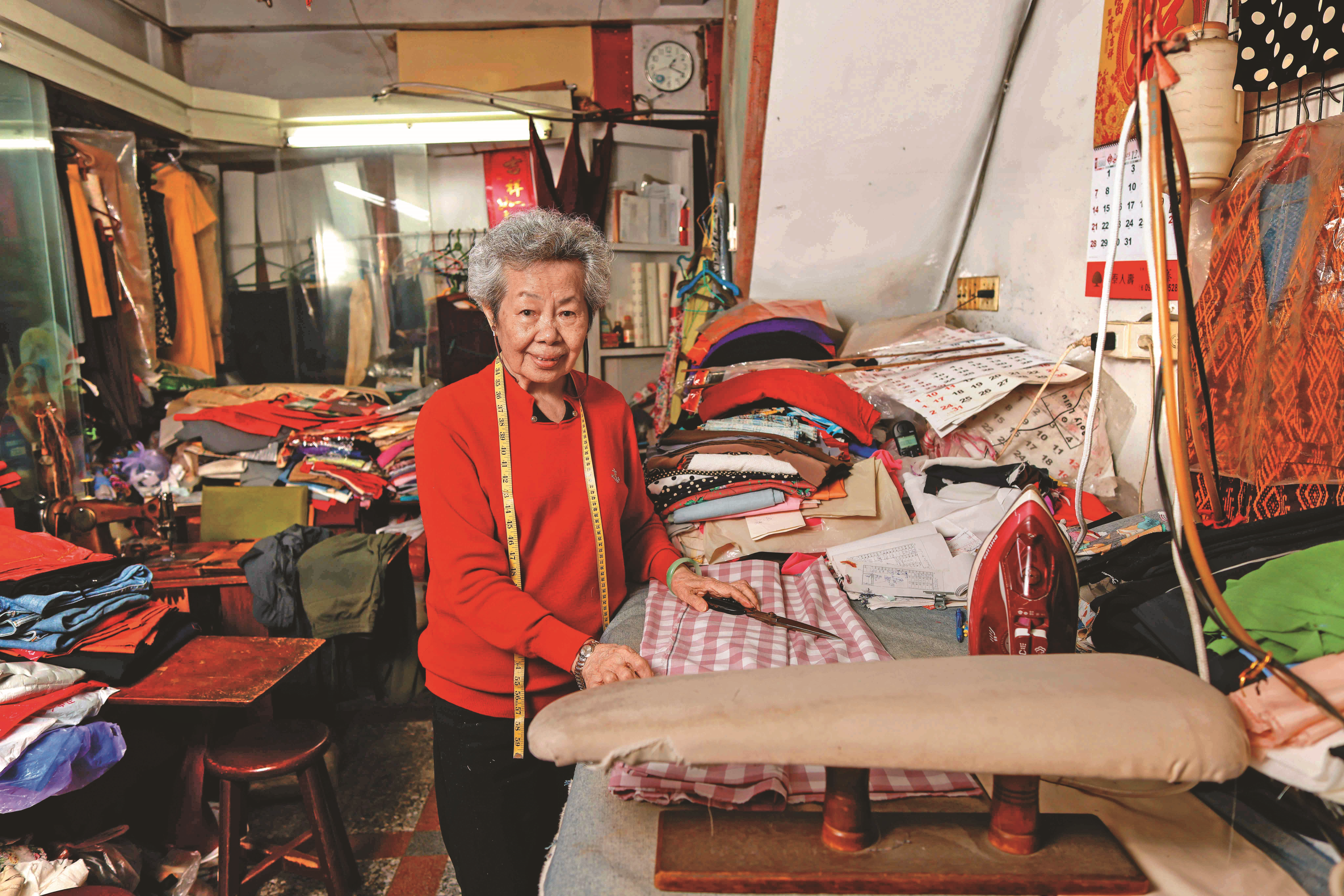 曾金時至今仍在佳純美女裝社為客人親自量身裁縫。