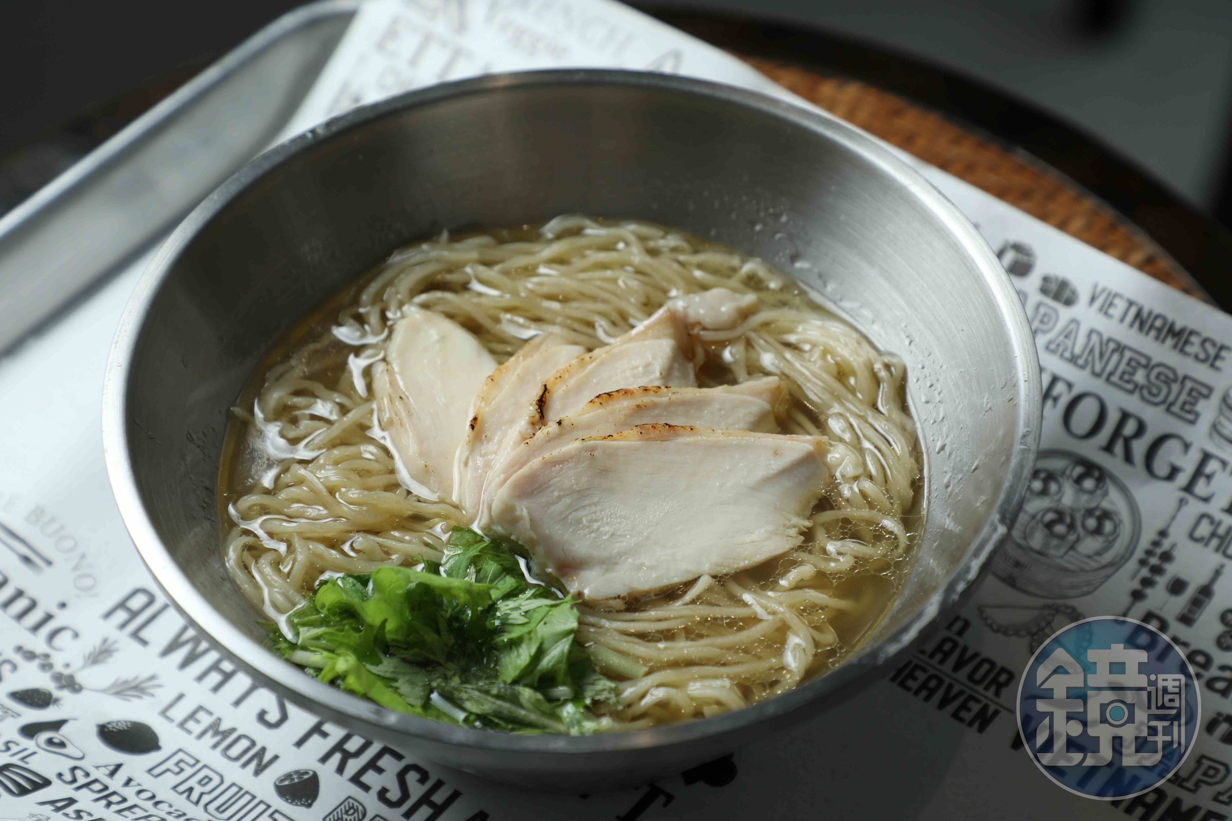 炎炎夏日，來一碗以雞湯、昆布為底的「經典鹽‧鹽味拉麵」也不覺膩口。（250元／份）