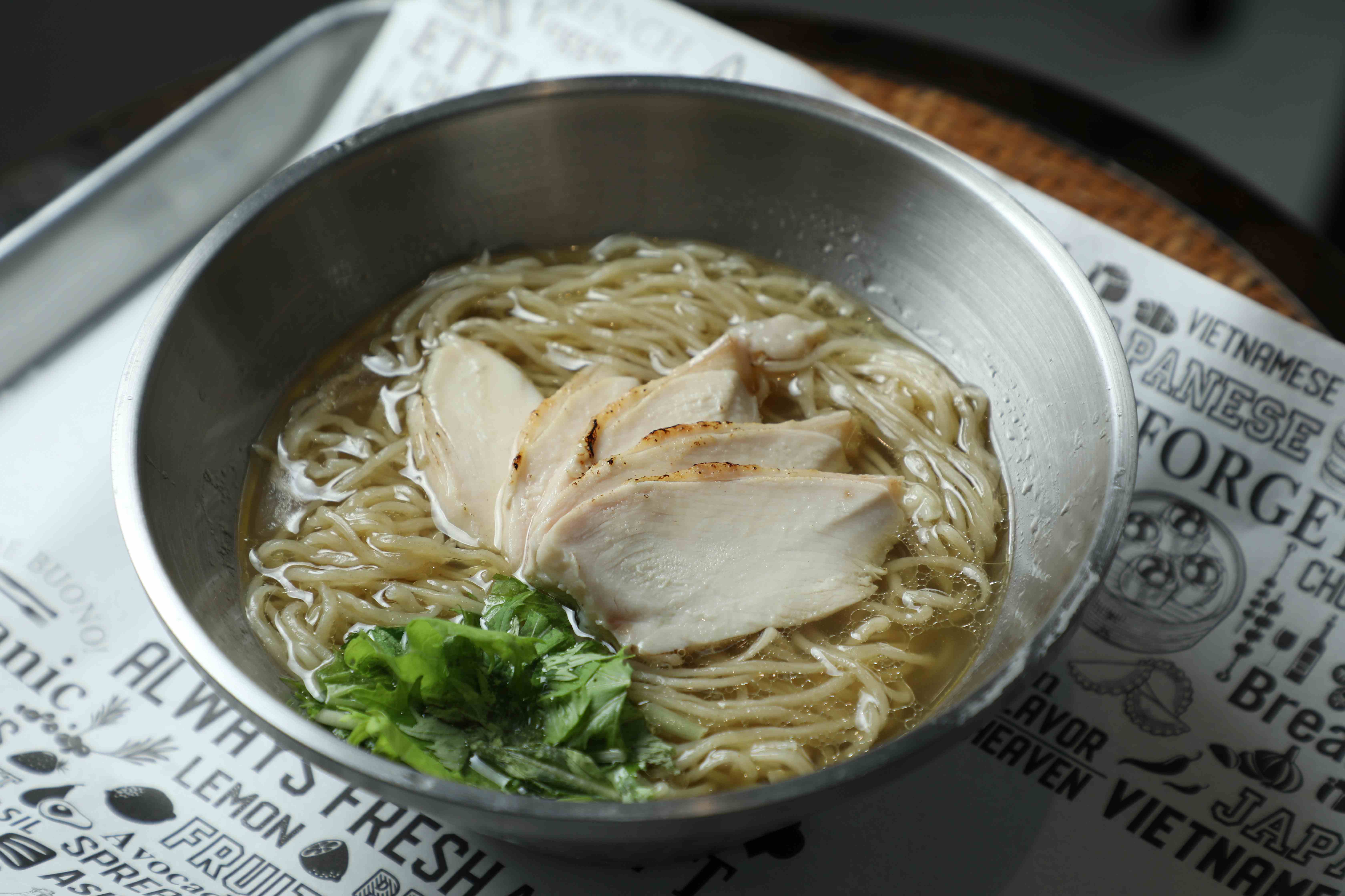 炎炎夏日,來一碗以雞湯、昆布為底的「經典鹽‧鹽味拉麵」也不覺膩口。(250元/份)