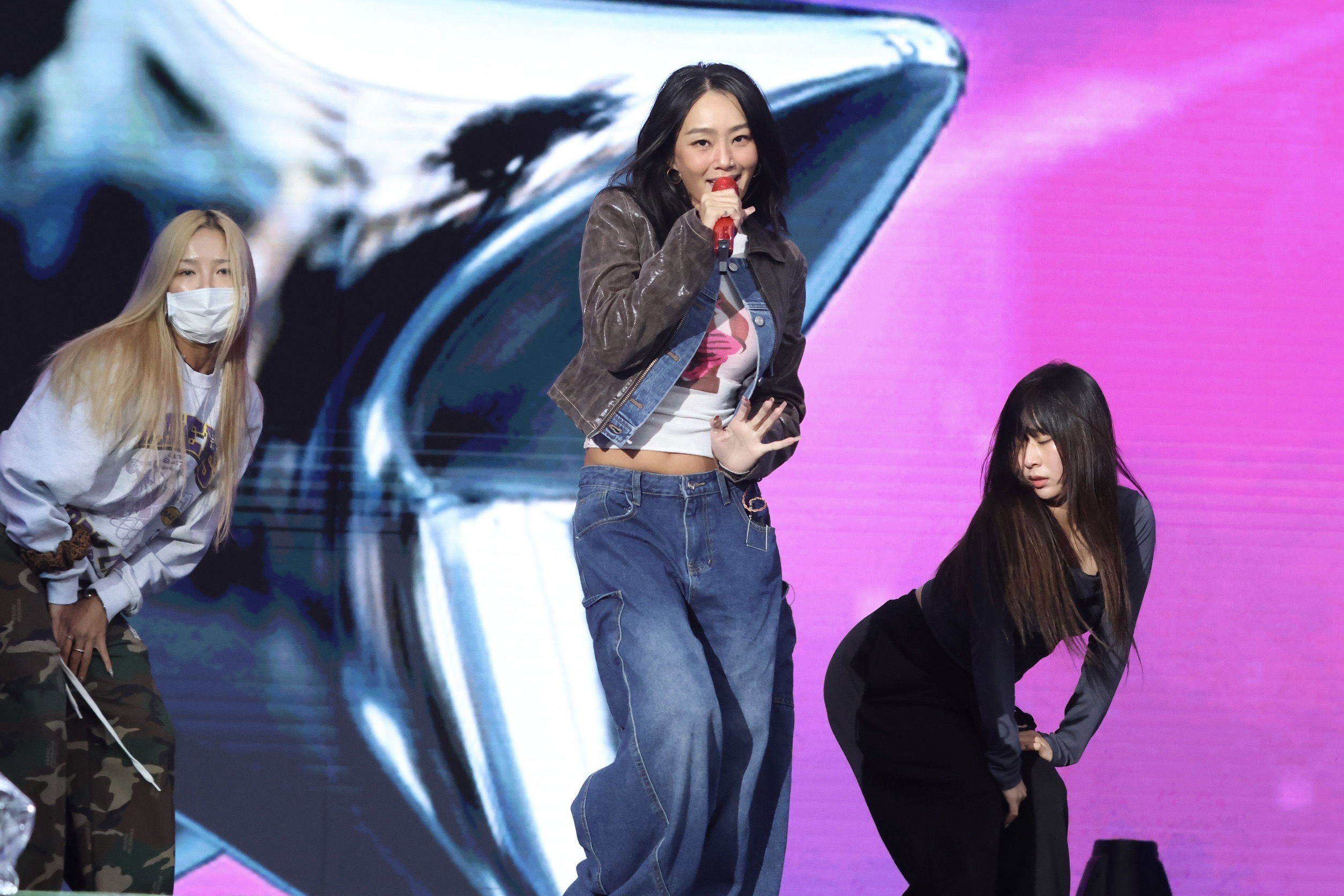 孝琳一下飛機就到新北歡樂耶誕城會場彩排，並接受媒體訪問。