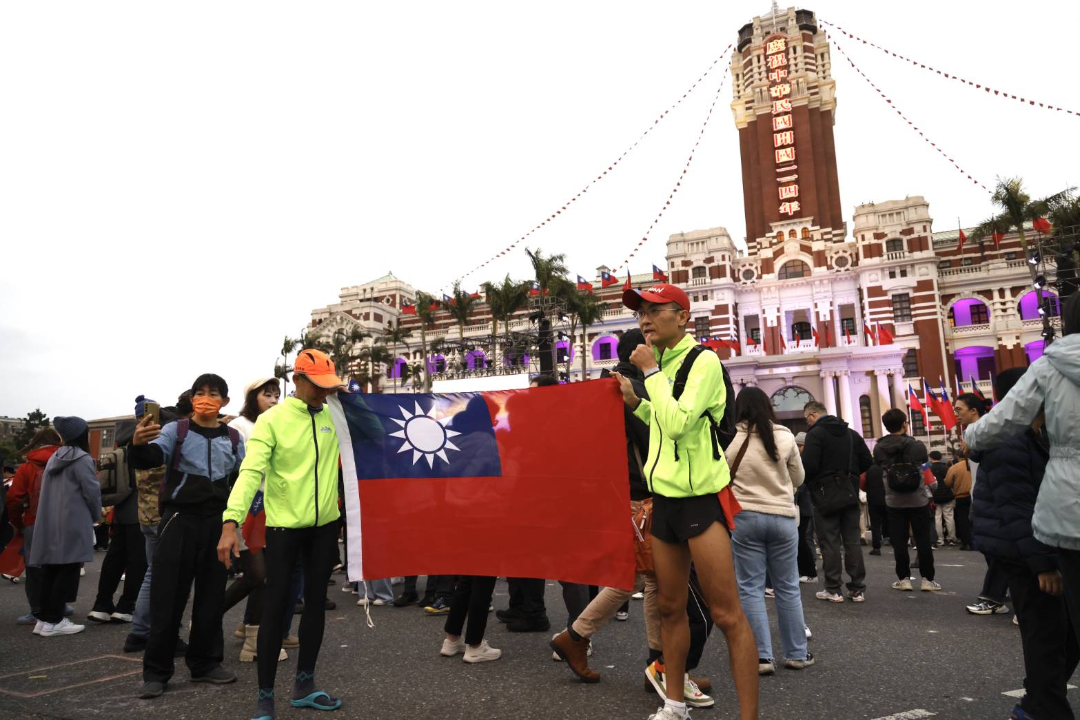 中央氣象署指出，今明兩天東北季風稍減弱，各地天氣仍較涼。