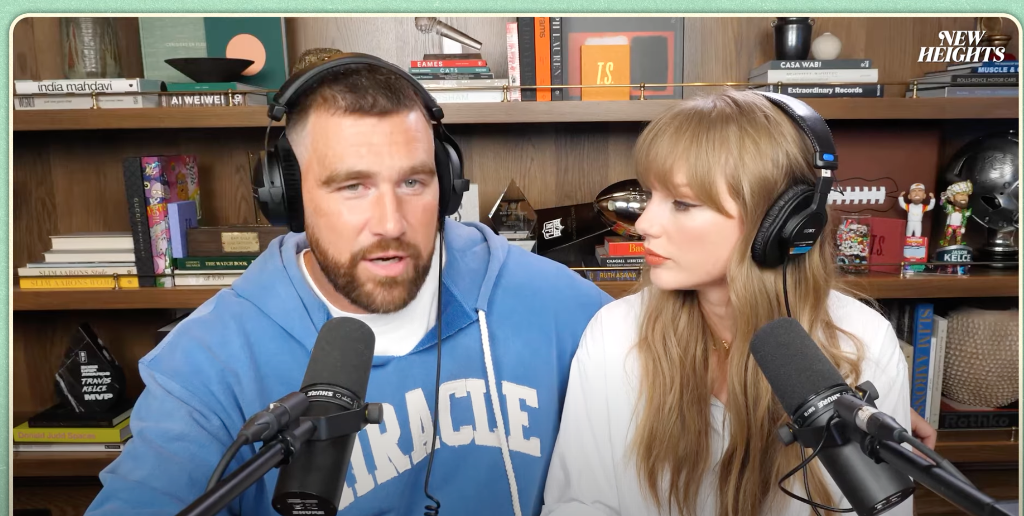 泰勒絲（右）出現在男友崔維斯凱爾西（左）的網路廣播節目，甜蜜合體。（翻攝自New Heights官方YouTube頻道）