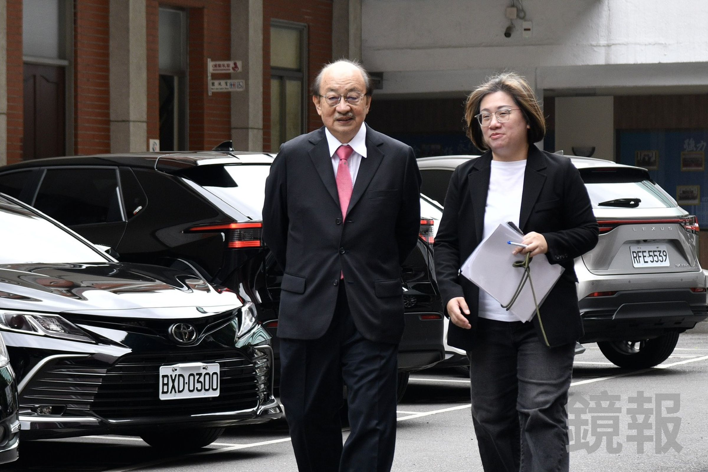 柯建銘去年在議場持拐杖重擊桌面,斷裂拐杖噴飛擊中徐巧芯。(鏡報李智為)