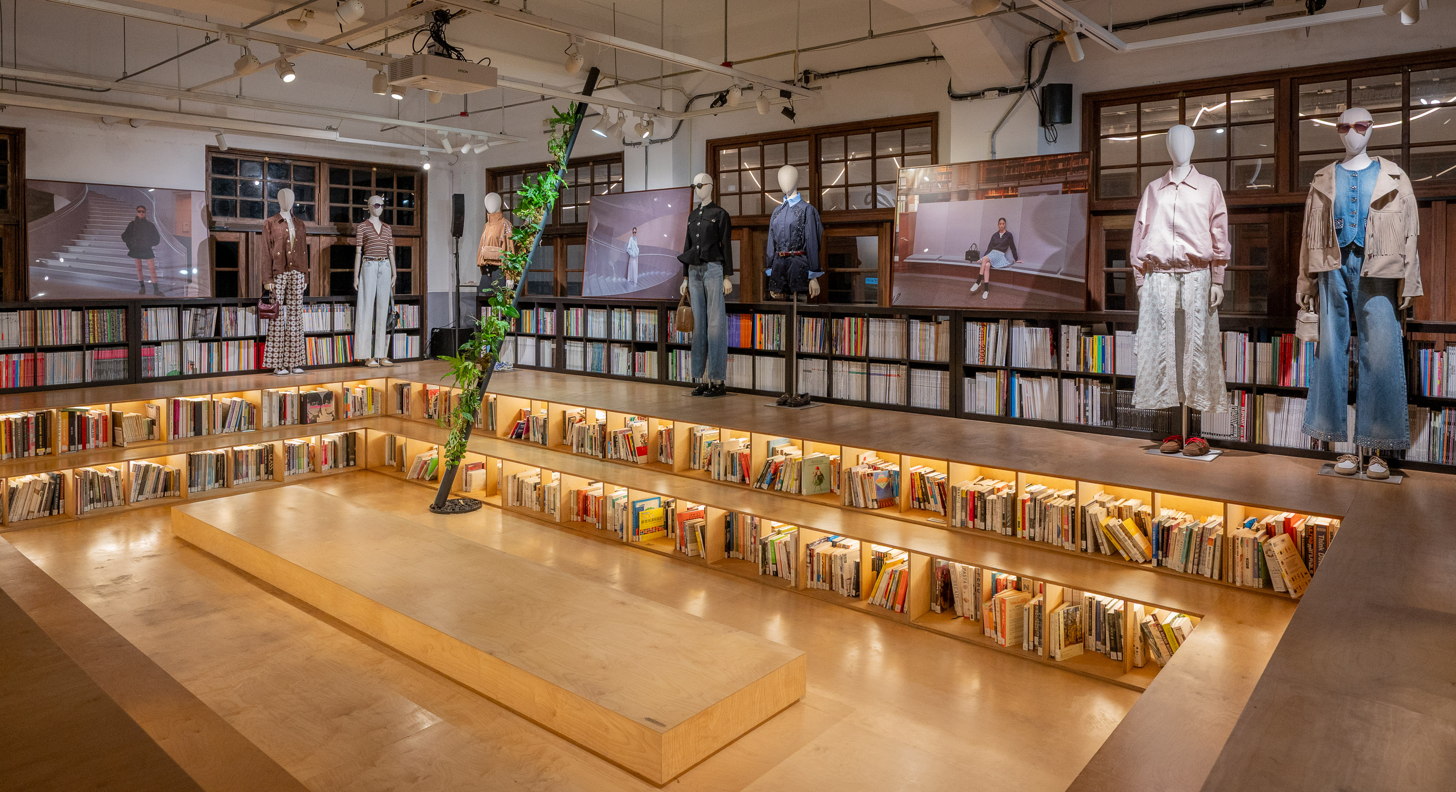 發表會在書香與建築美學交織的場域中，完整呈現法國巴黎時裝週秀場原裝陳列。（SANDRO提供）
