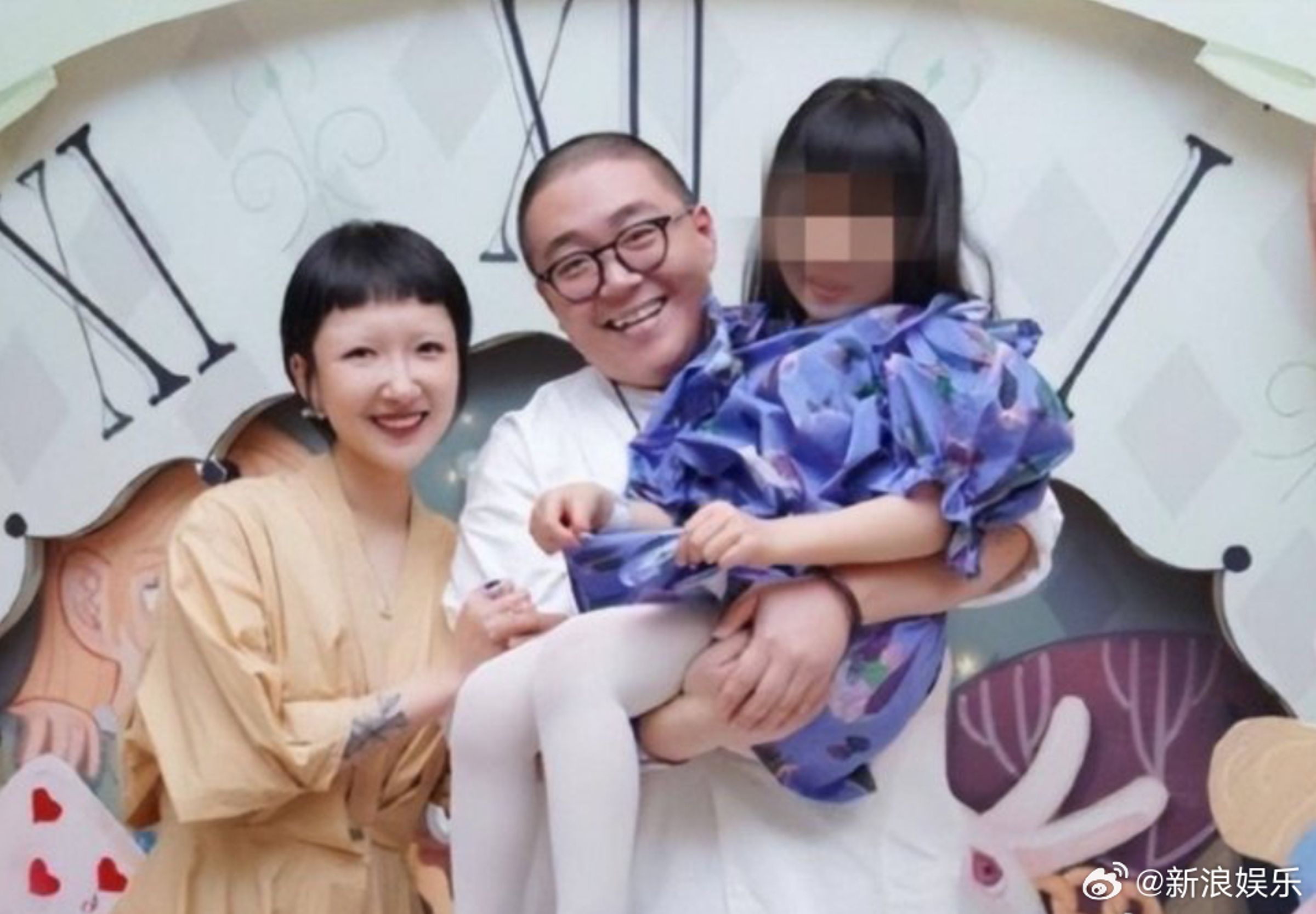 郝劭文妻子先發文控訴8歲繼女在學校霸凌,郝劭文接力直播後事件繼續擴大。(微博圖片)