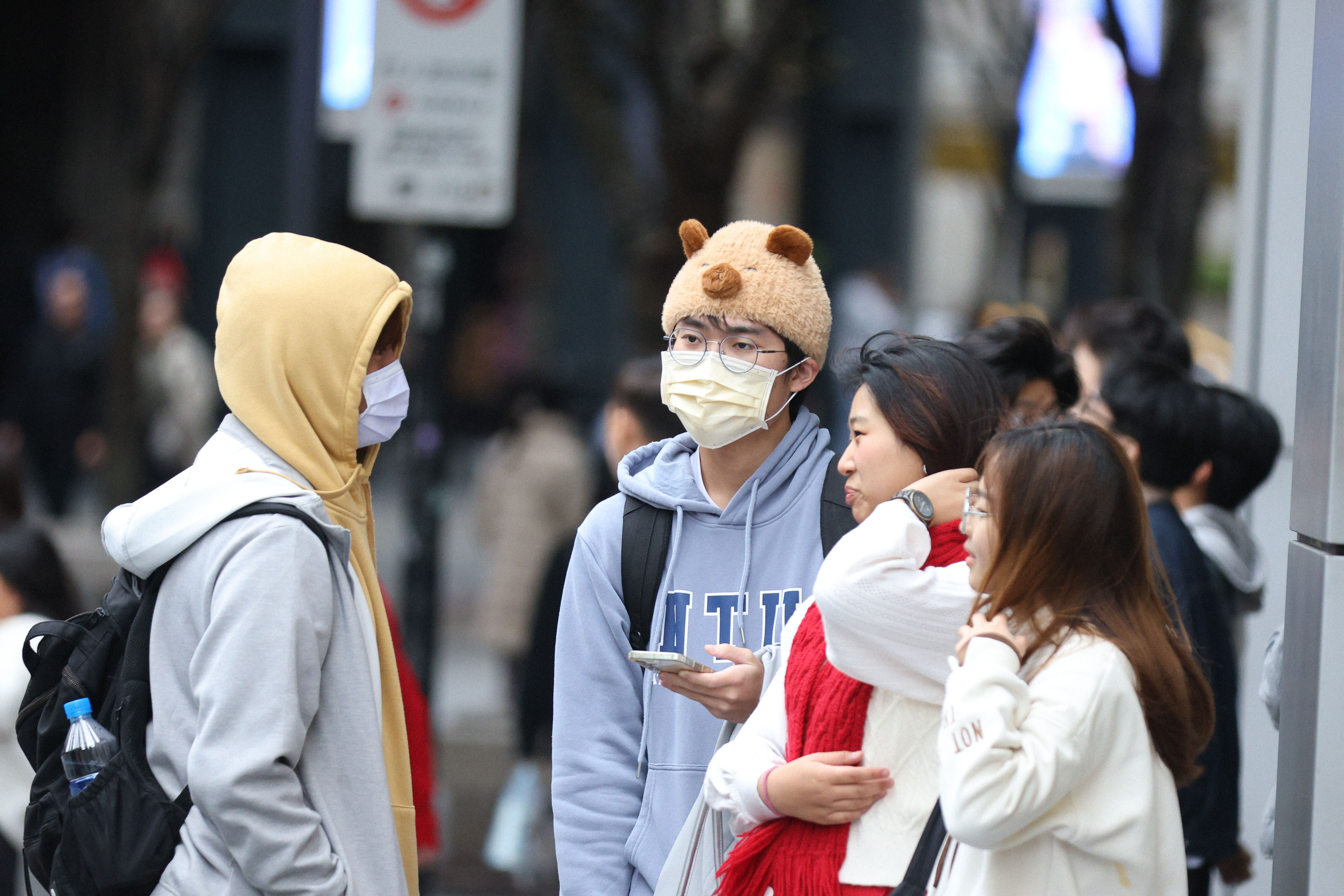 中央氣象署說明一週天氣狀況，週一至週三天氣回暖，不過要注意日夜溫差大，高溫可達28度。（鏡報劉耀勻）