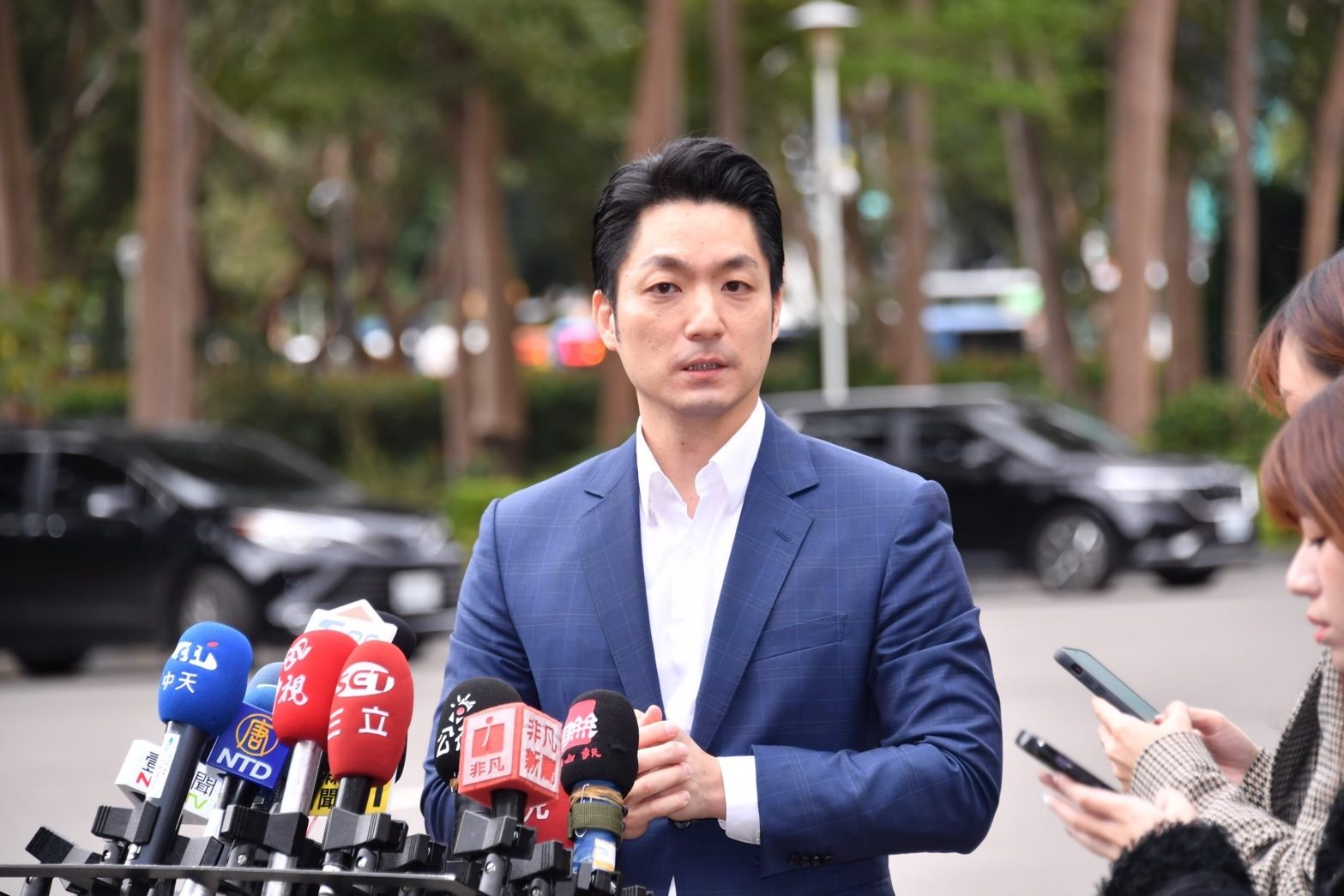 台北市長蔣萬安今天在行政院院會上向卓榮泰表達立場，強調「班班喝鮮奶」政策的初衷在於促進學生健康和成長，應積極克服執行面上的困難，讓孩子們都能喝到鮮奶。（北市府提供）
