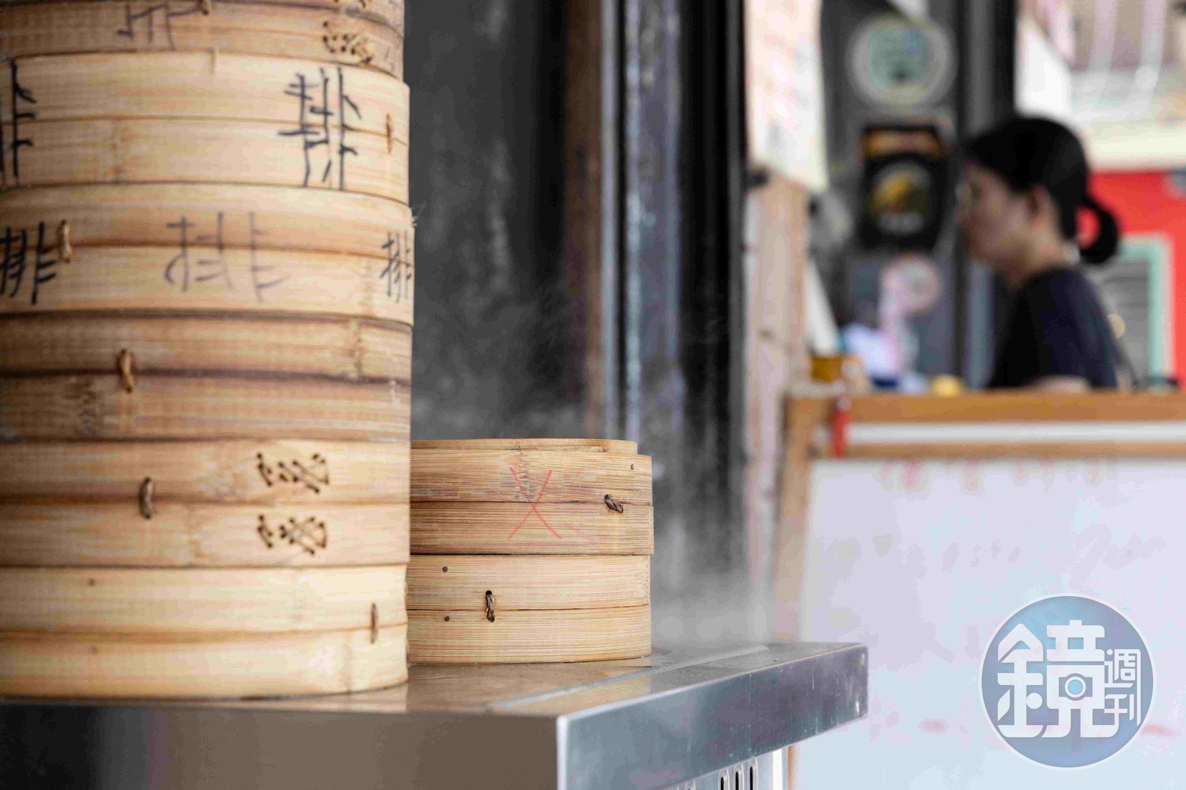 用傳統竹籠蒸製，讓包子染上竹子香氣。