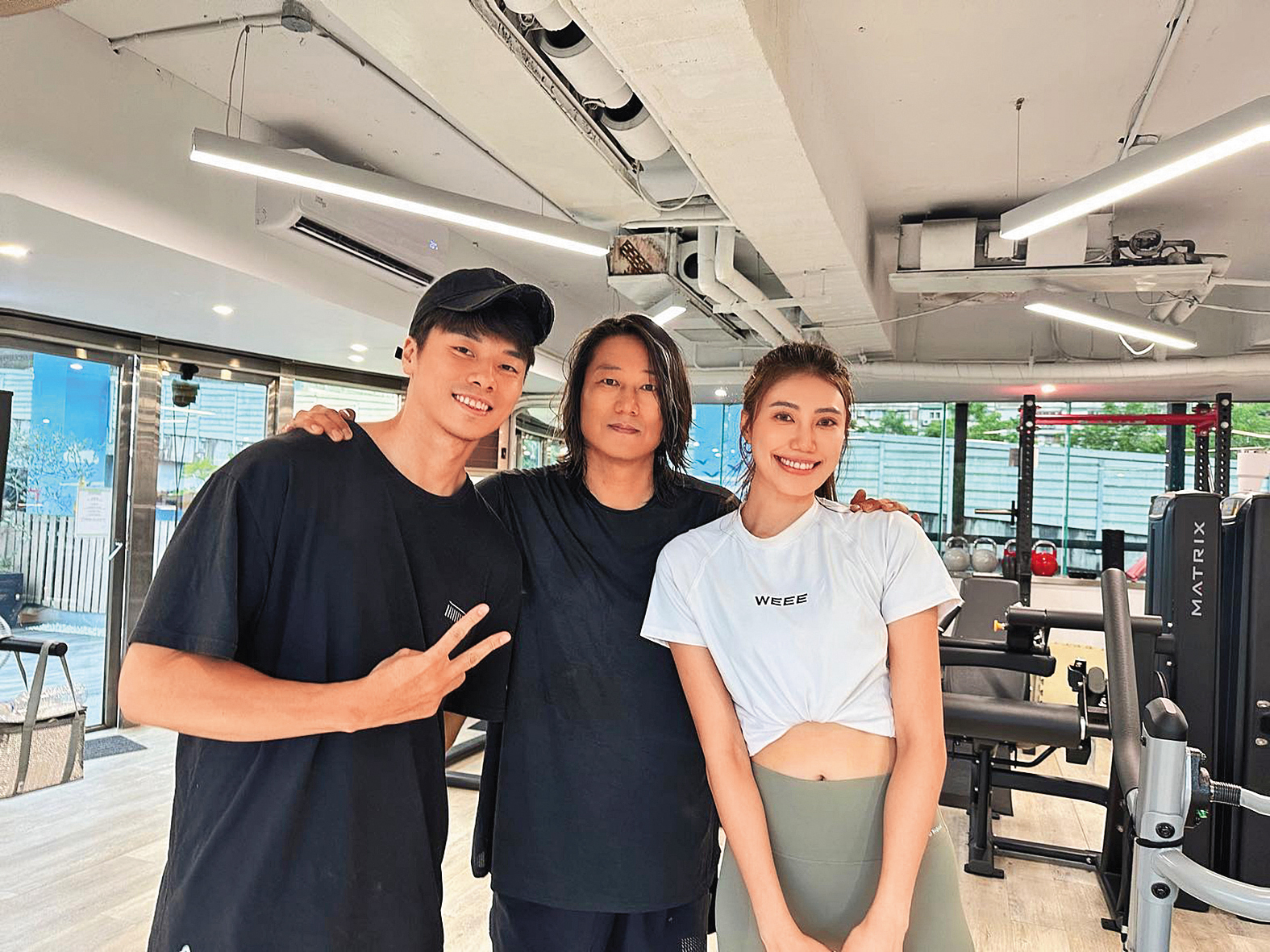 蔣政（左）與女友紀艾希（右），曾和《玩命關頭》的「韓哥」姜成鎬（中）合照。（翻攝自蔣政IG）