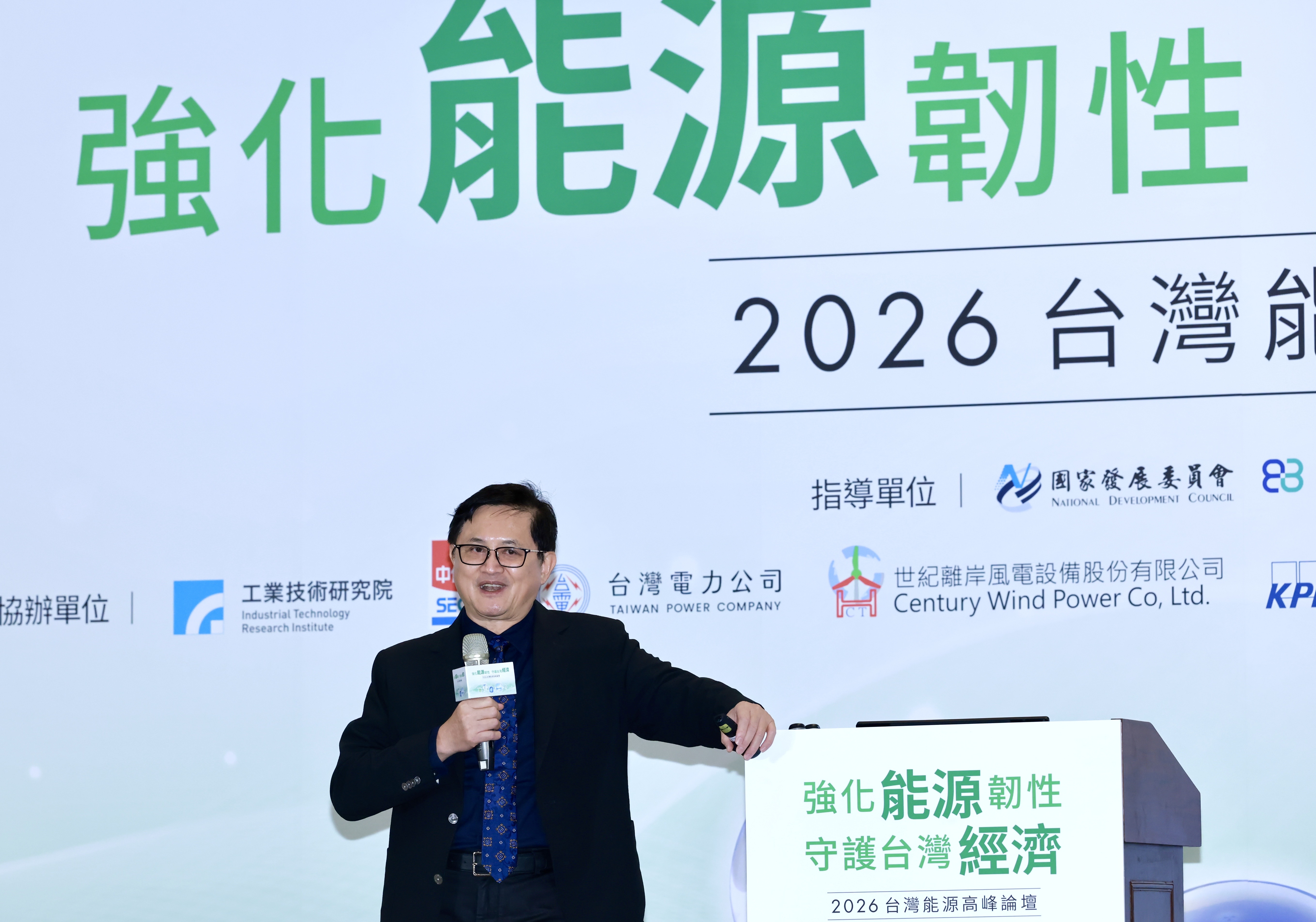 和碩集團董事長童子賢今（6）日出席「2026台灣能源高峰論壇」，會後接受媒體訪問。