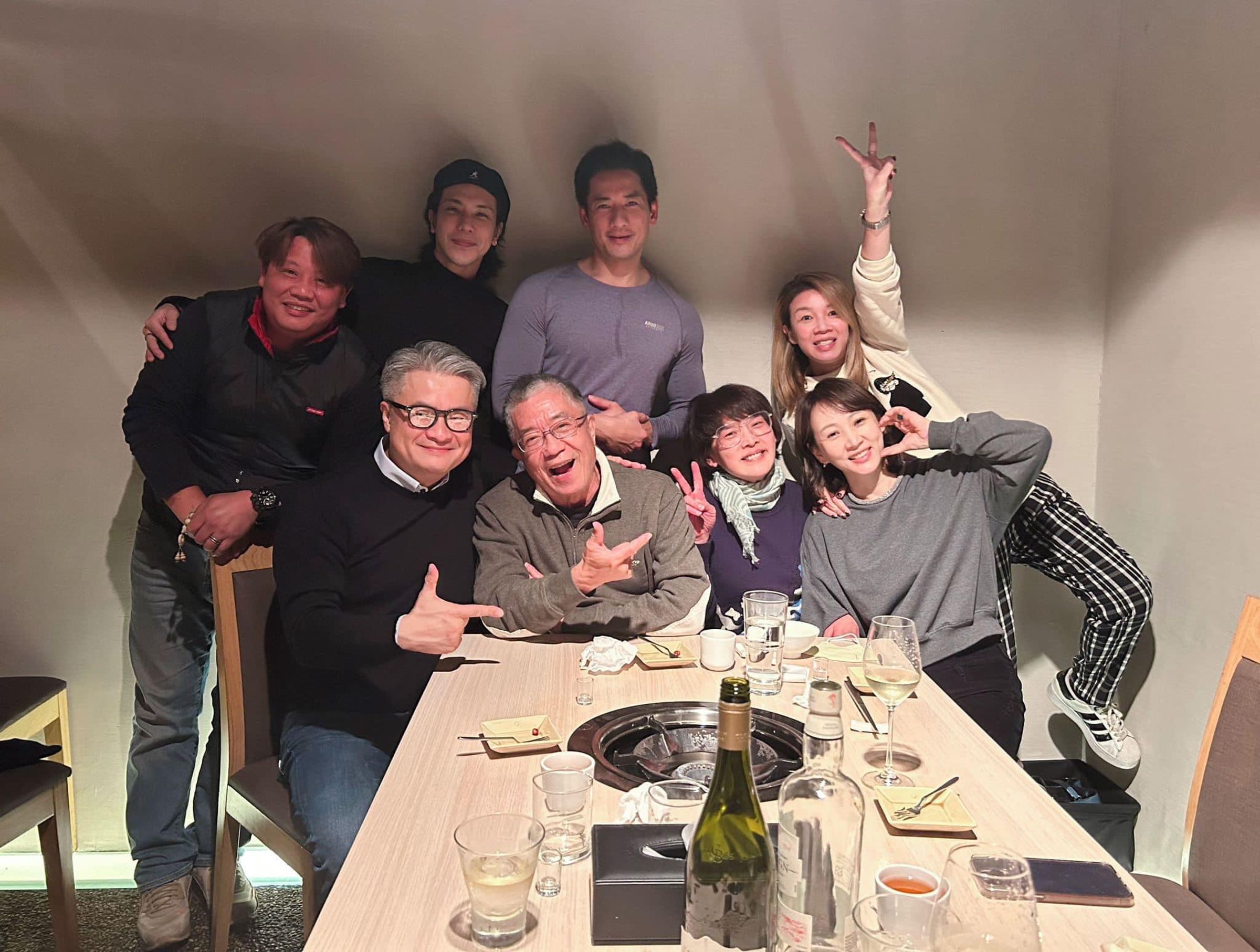 郁方宴請當年第一部戲的導演何東興。席間還有周孝安。(翻攝自臉書)