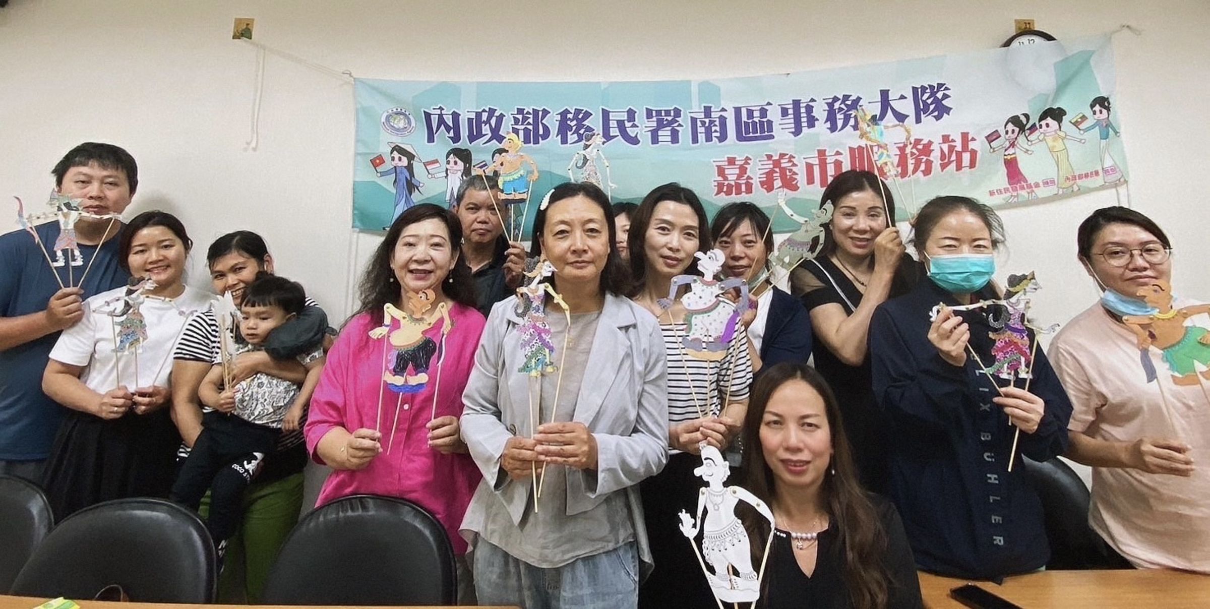 參與民眾與講師一起製作皮影人偶，體驗印尼生活文化。（移民署提供）