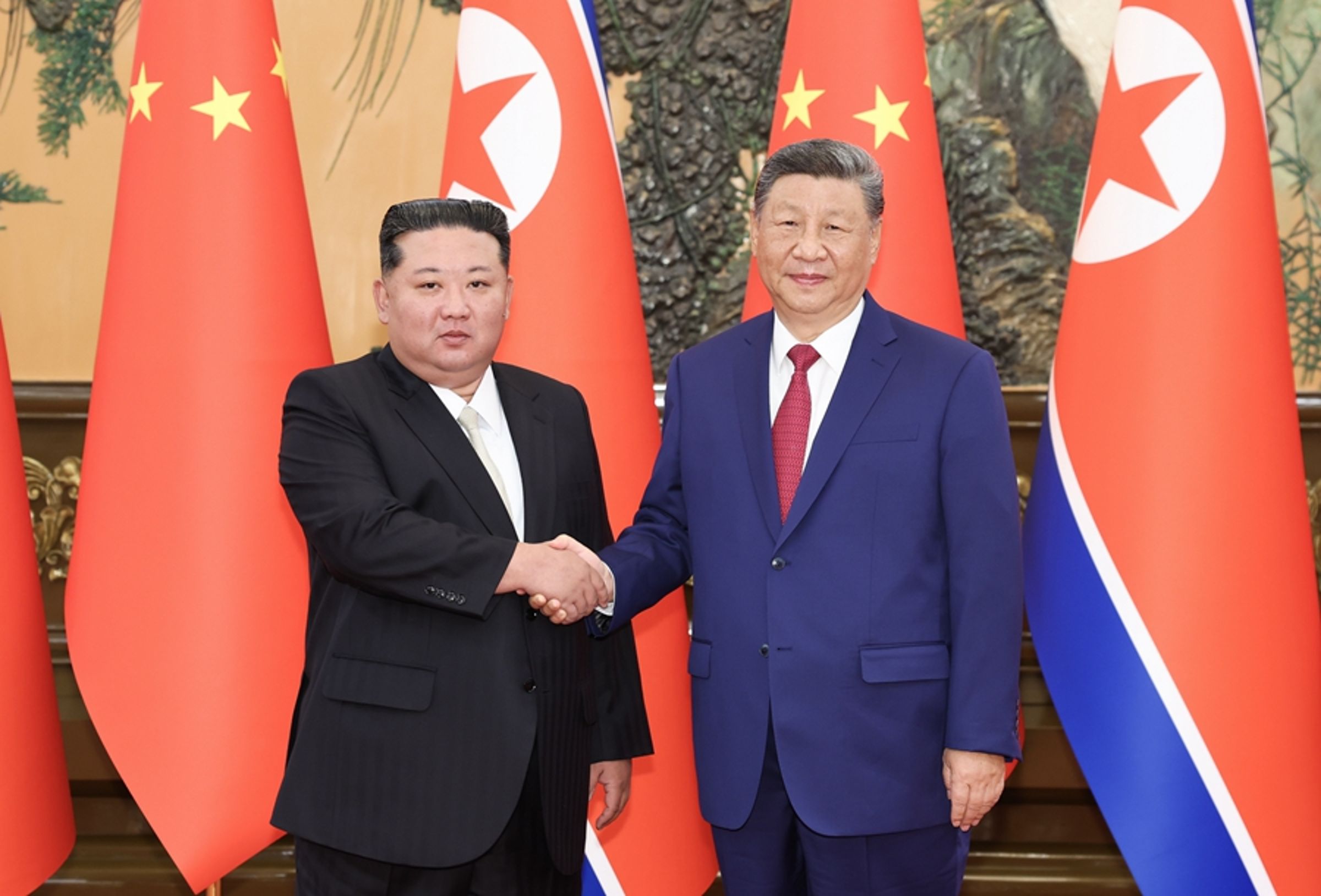 北韓領導人金正恩睽違6年與中國國家主席習近平會晤,誓言恢復北韓與中國關係。(翻攝自新華社官網)