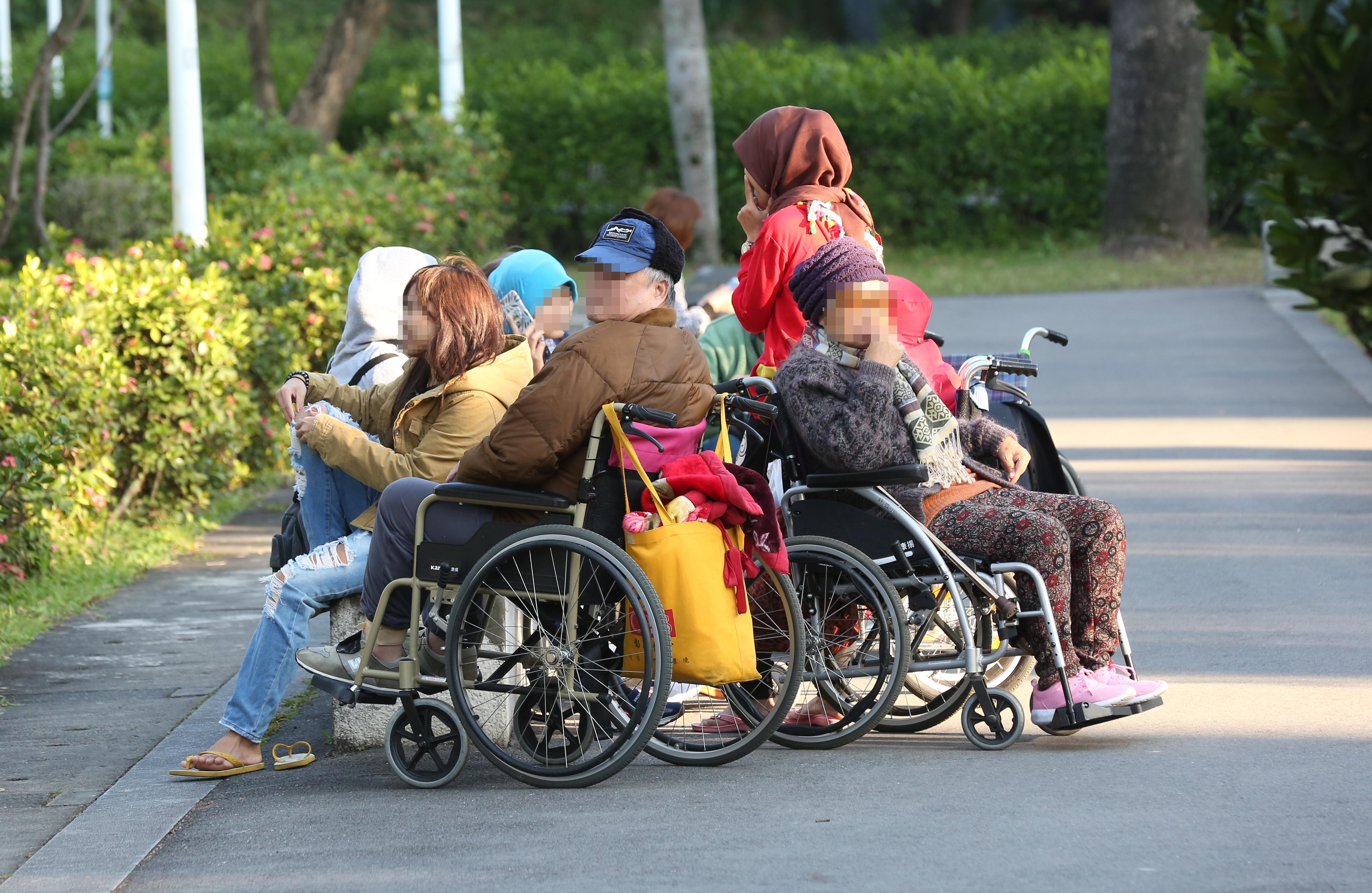 不少重症家庭雇主已接到所雇的外籍看護工通知將不續約，外籍看護工們希望轉出改去照顧健康的80歲老人。示意圖，非當事人。（本刊資料照）