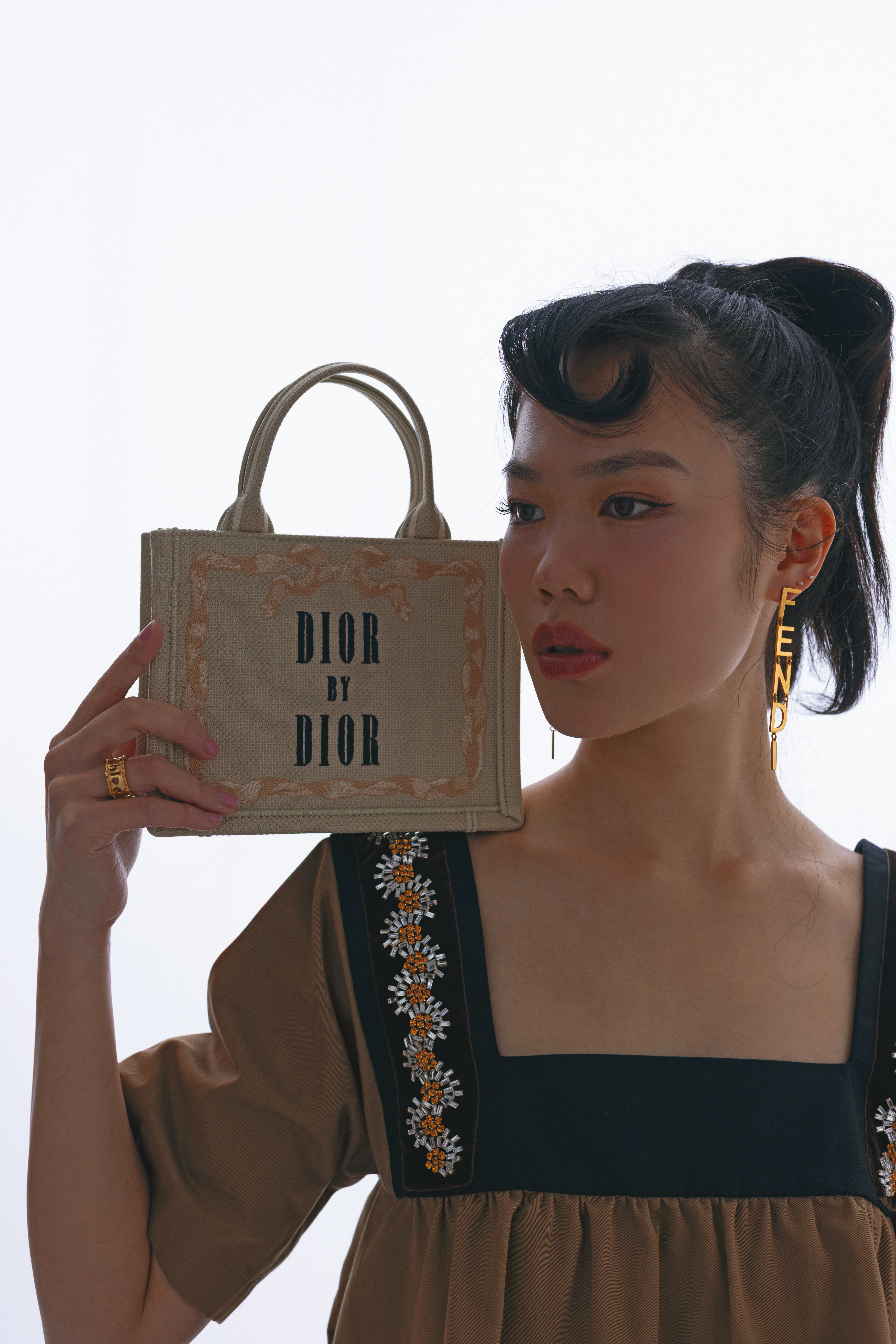 造型裝飾上衣 價格店洽by PRADA Fendigraphy耳環 NT$18,500 by FENDI 復古金字母戒指 NT$14,000 by Chloé、Dior Book Tote米色Dior By Dior刺繡帆布迷你托特包 NT$86,000 by Dior。