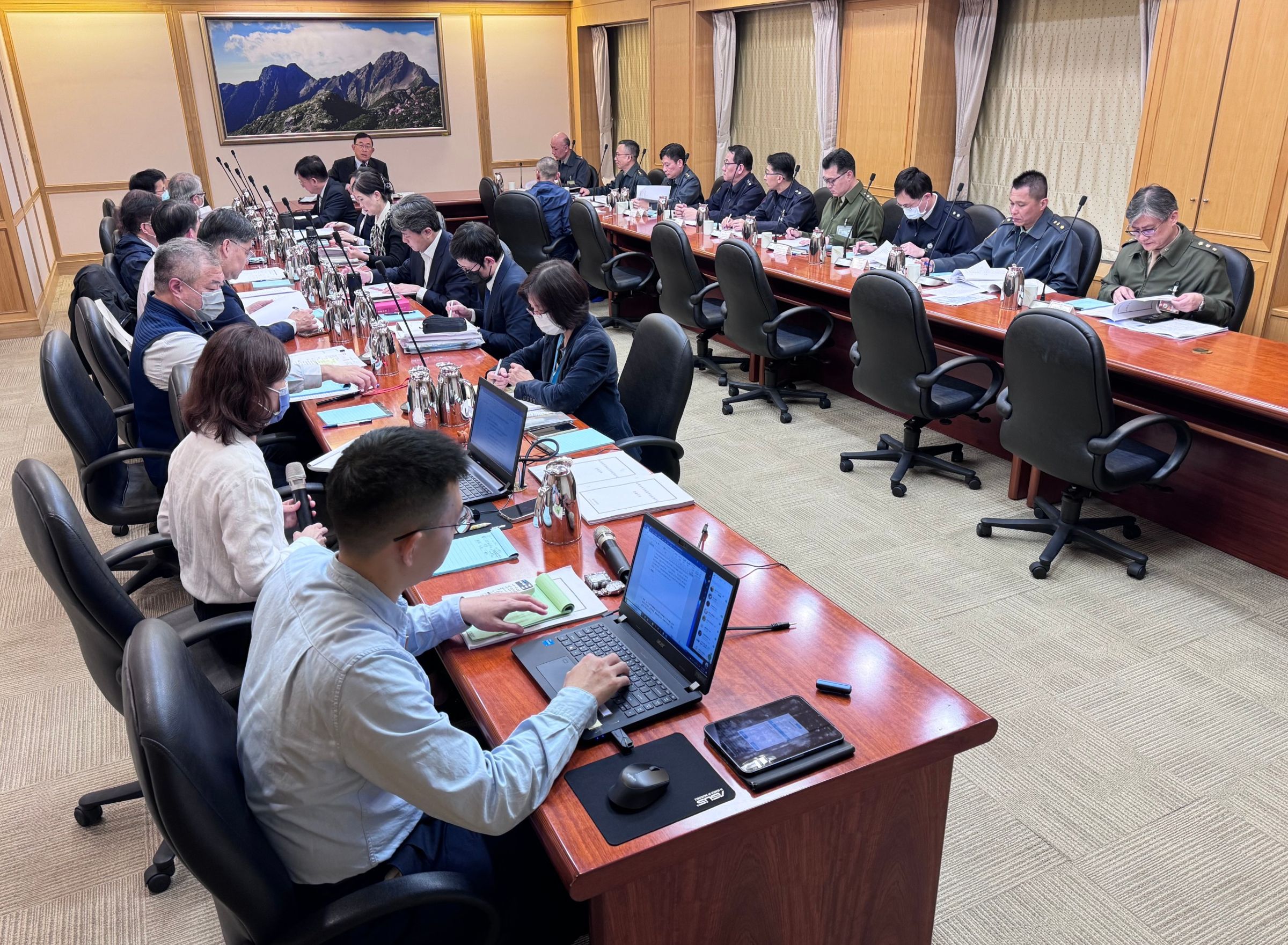 最高檢召開檢察與軍事機關業務協調會議，由檢察總長邢泰釗主持，會中達成多項共識，強化雙方交流。（高檢提供）