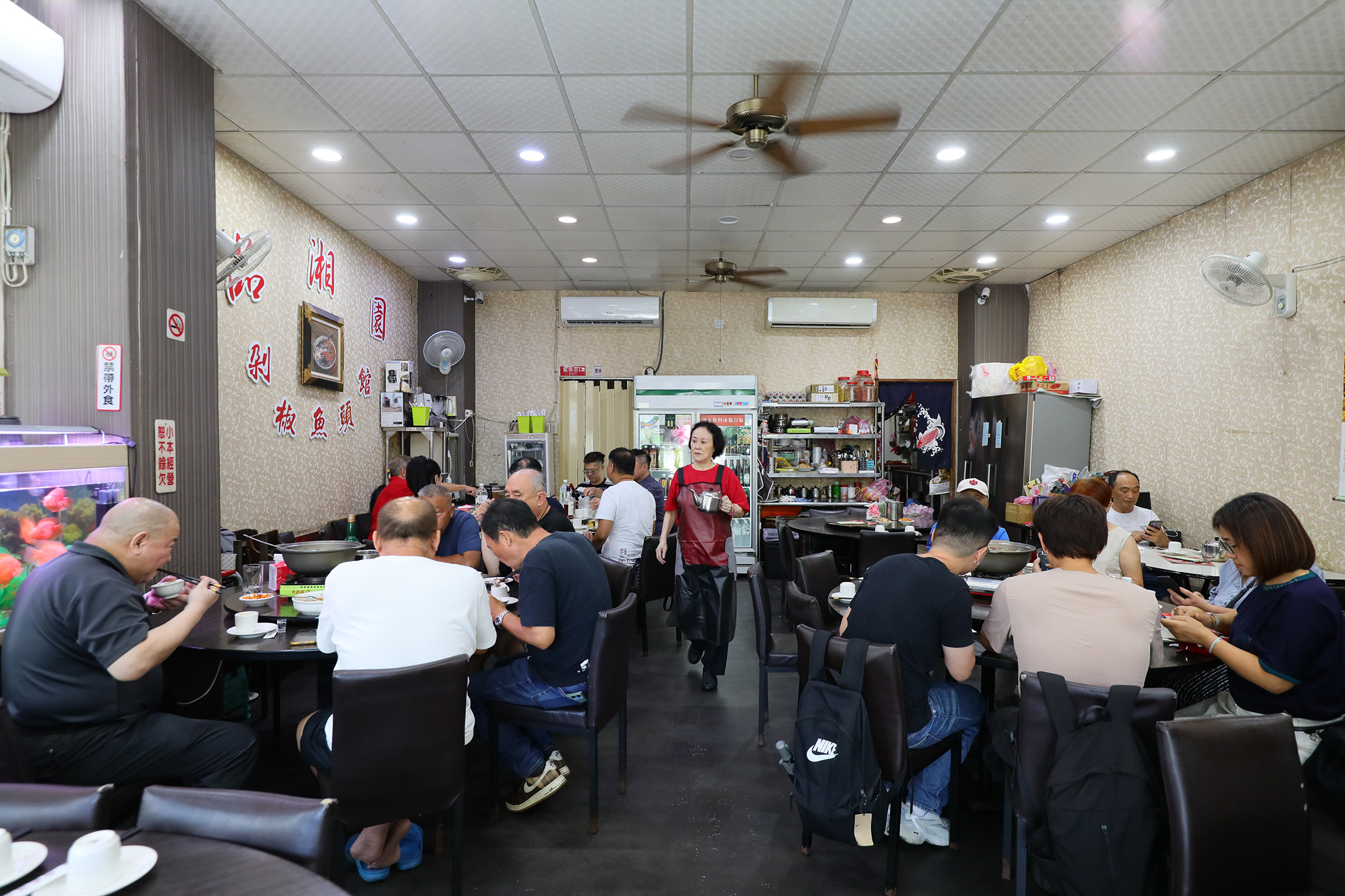 品湘園的座位數不多，午間跟週末時段的生意相當好，建議用餐前先訂位。