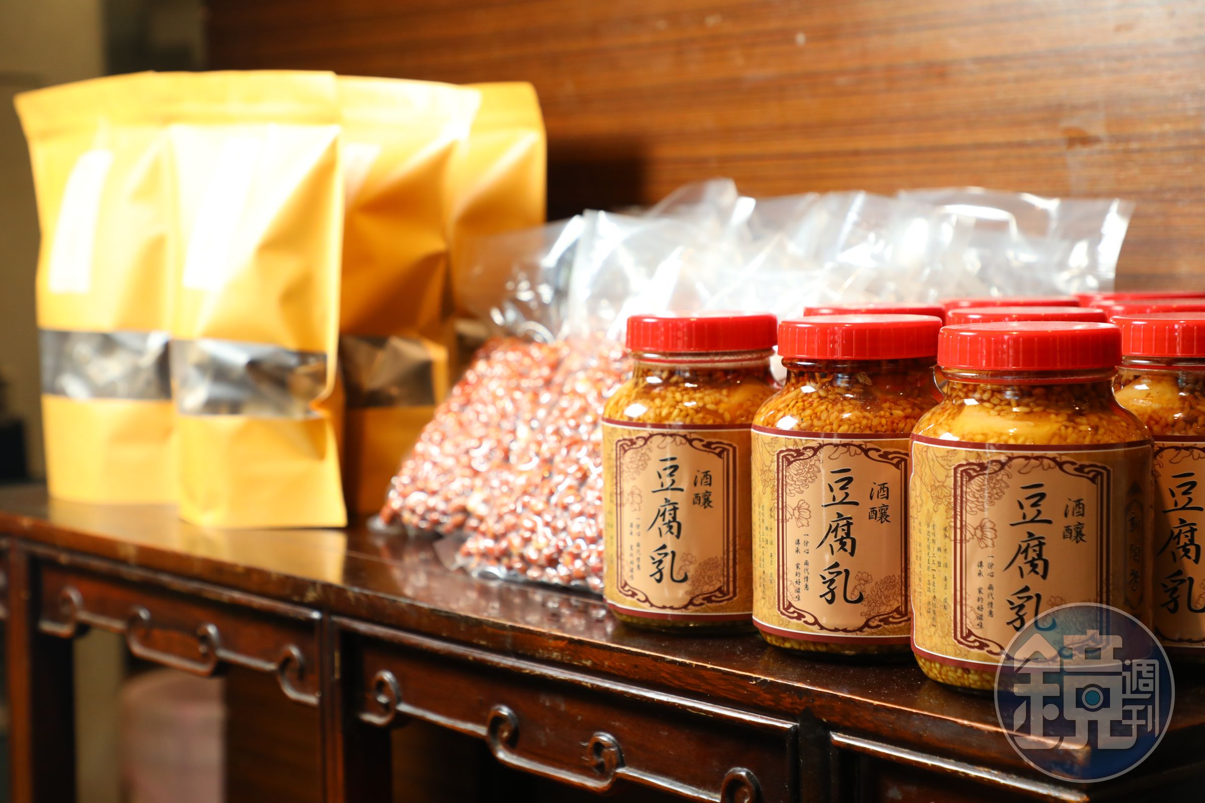 店內販售許多林梅玉自製的手工商品，像是黑糖薑塊、酒釀豆腐乳、炒花生、南棗糕等，因用料實在，每種品項都很熱銷，老客人不停回購。