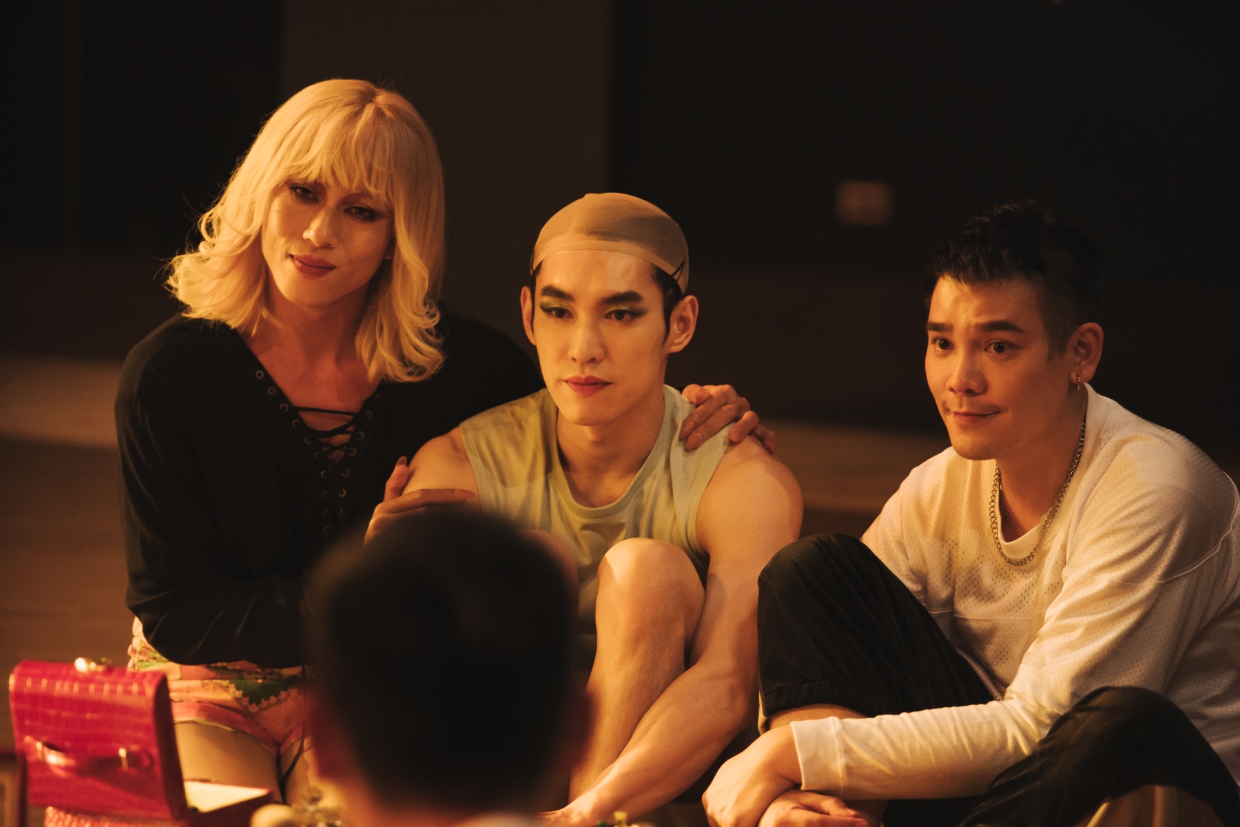 小志在Mama和Nick的陪伴下，終於放下不安、釋放自己，挑戰變裝皇后。左起莊凱勛、張書豪、盧學叡。（紅杉娛樂提供）