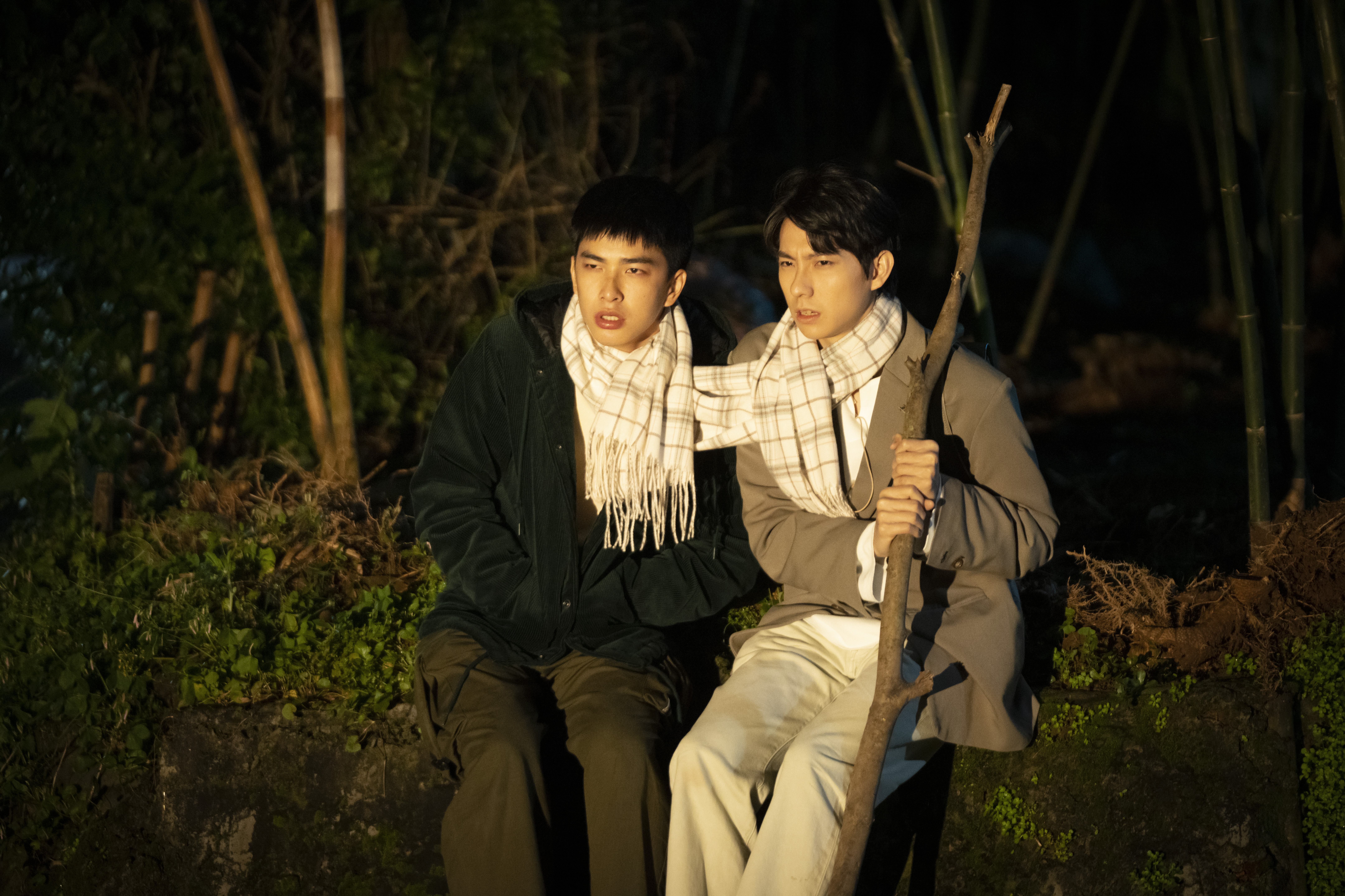 曾敬驊（左）與彭千祐在《不良執念清除師》因攜手查案天天在一起，相愛相殺的互動深獲觀眾喜愛。（愛奇藝台灣站提供）