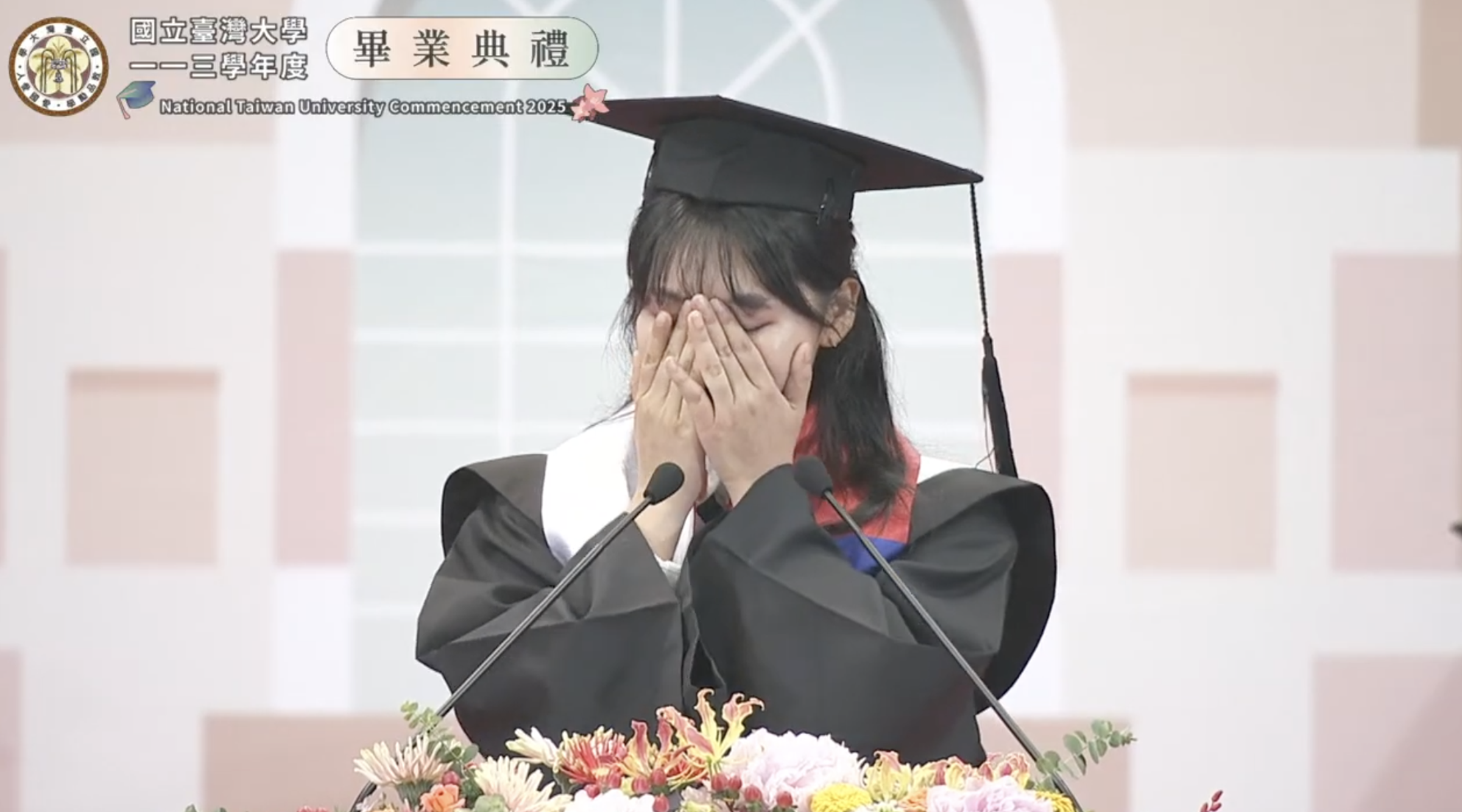 宋美娜看向台下的父母,瞬間眼眶泛淚。(翻攝頻道臺大YouTube)