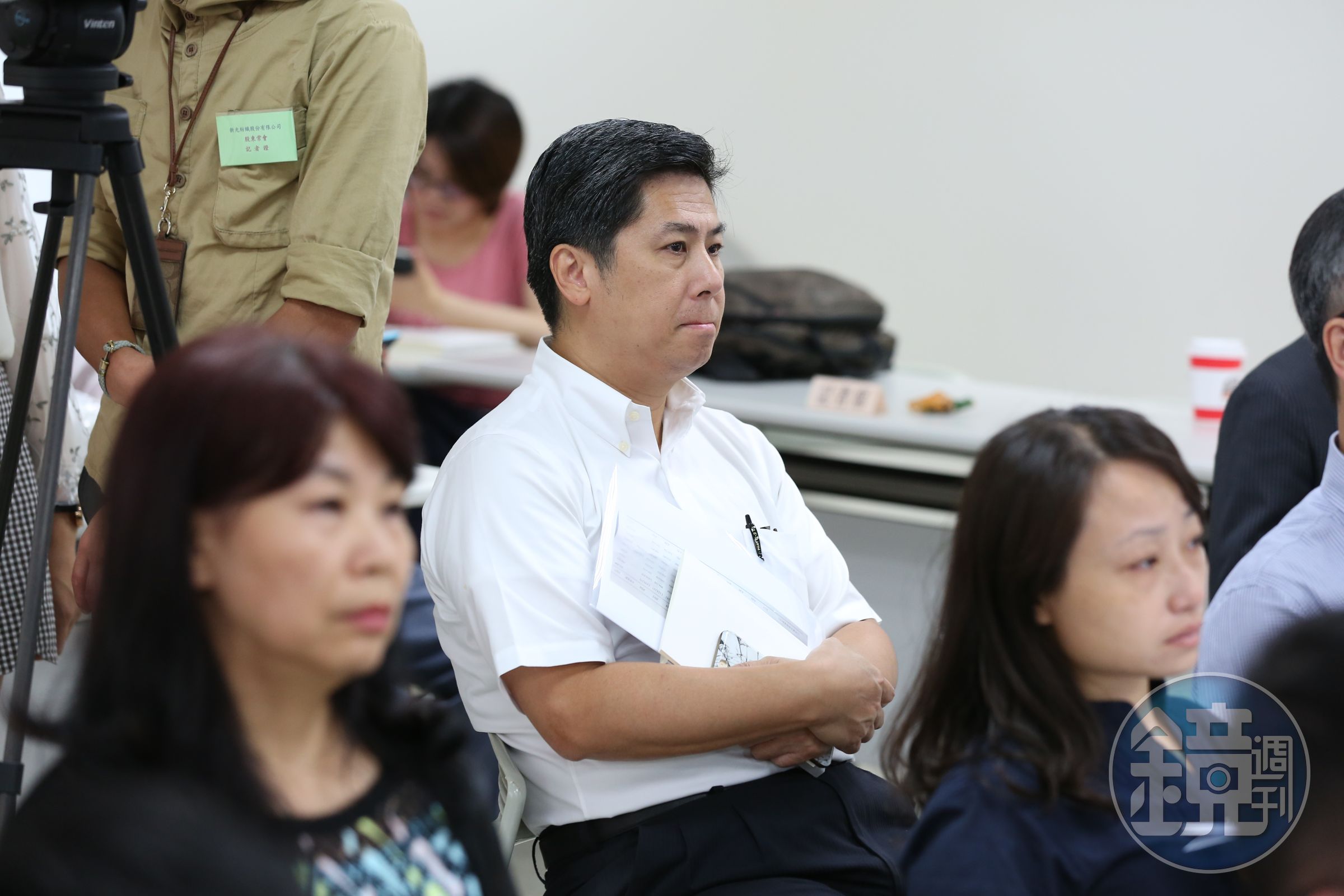 林伯翰晚間出示新光金增資時認購信件。（本刊資料照）