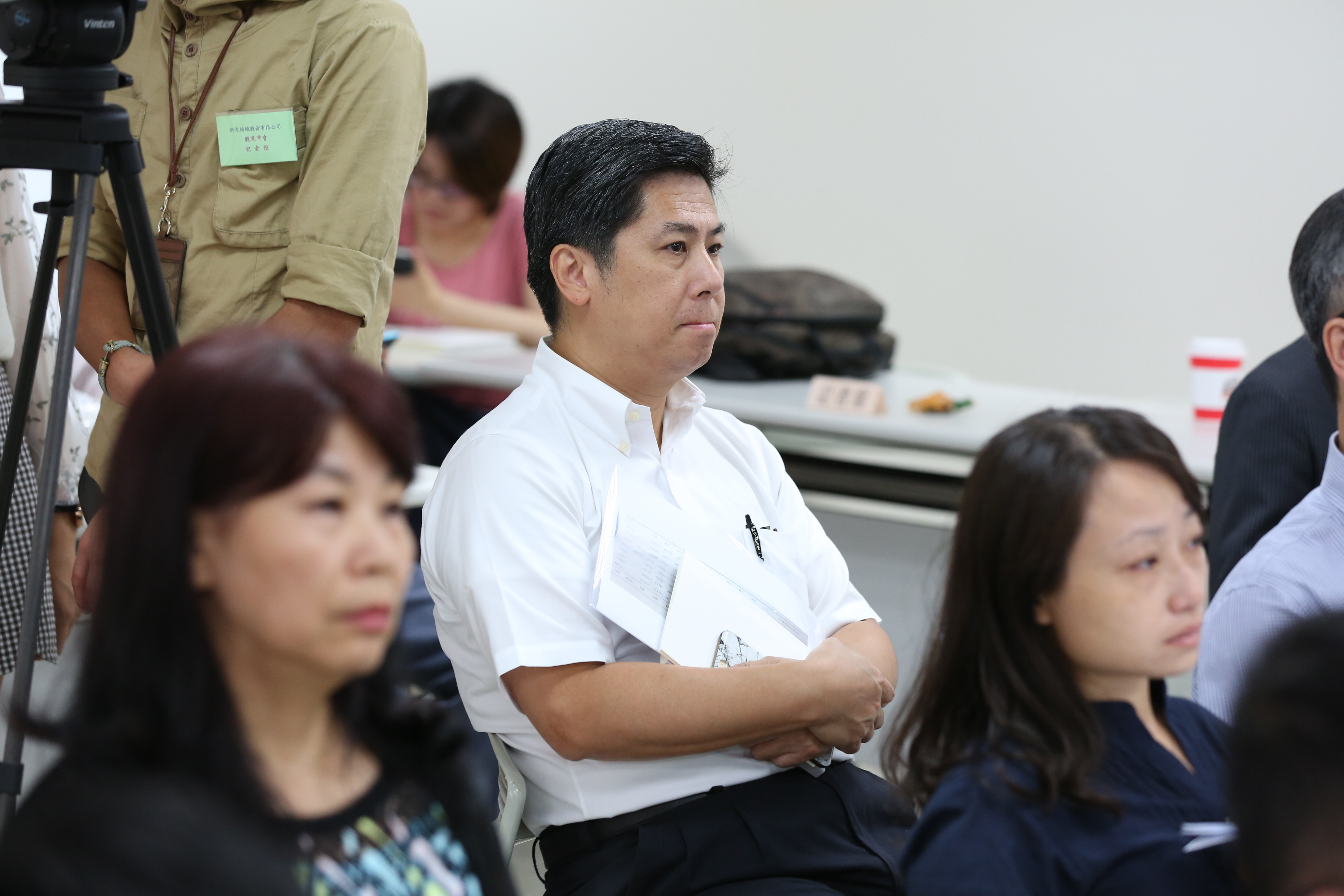 林伯翰晚間出示新光金增資時認購信件。（本刊資料照）