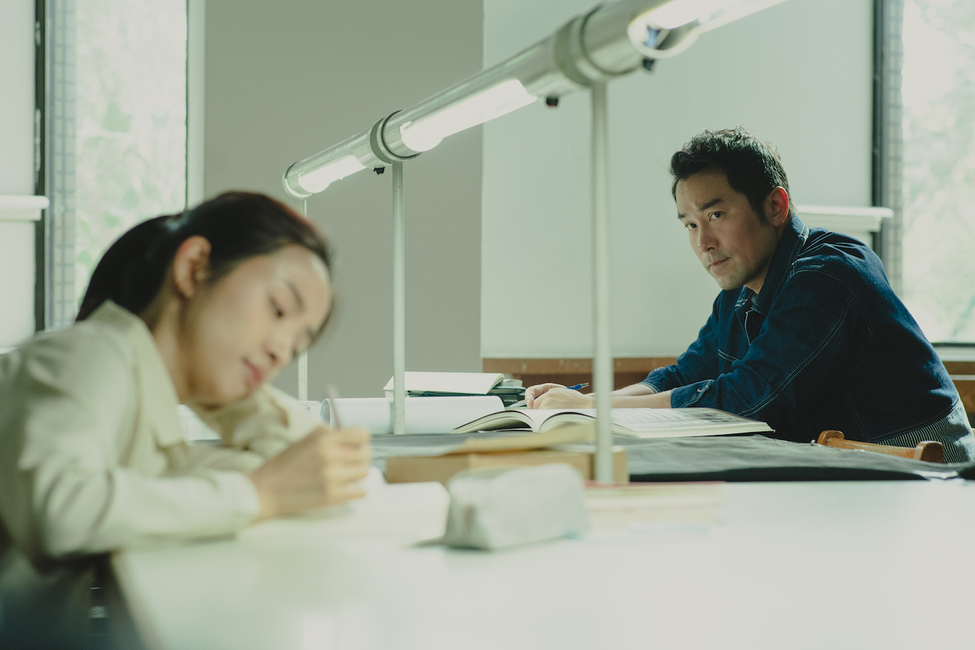 《深度安靜》張孝全（右）、林依晨首次圖書館邂逅，「書寫聲」意外傳情。（風起娛樂提供）