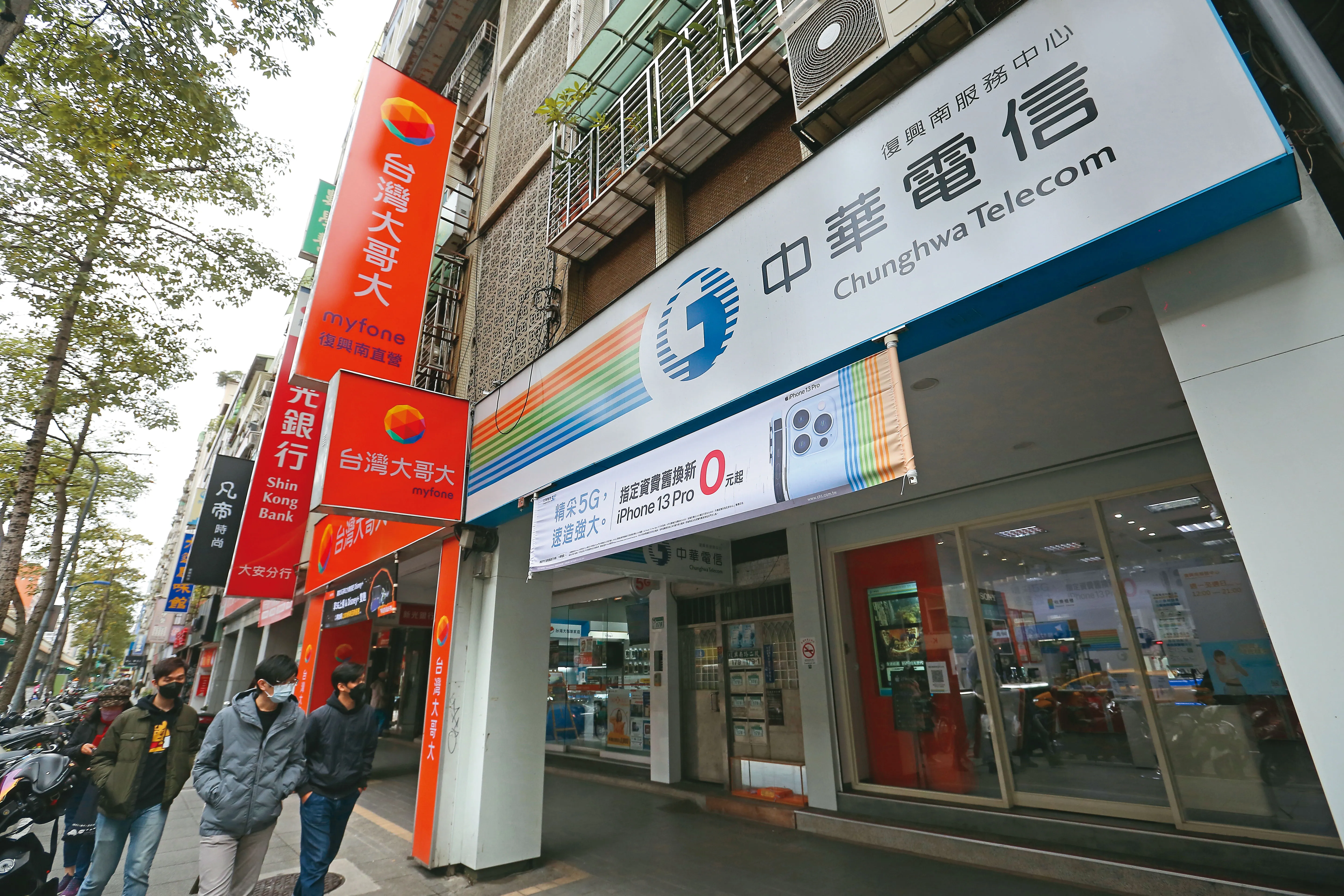 蘋果今（10）日凌晨舉行新品發表會，台灣電信三雄下午就搶推預約！