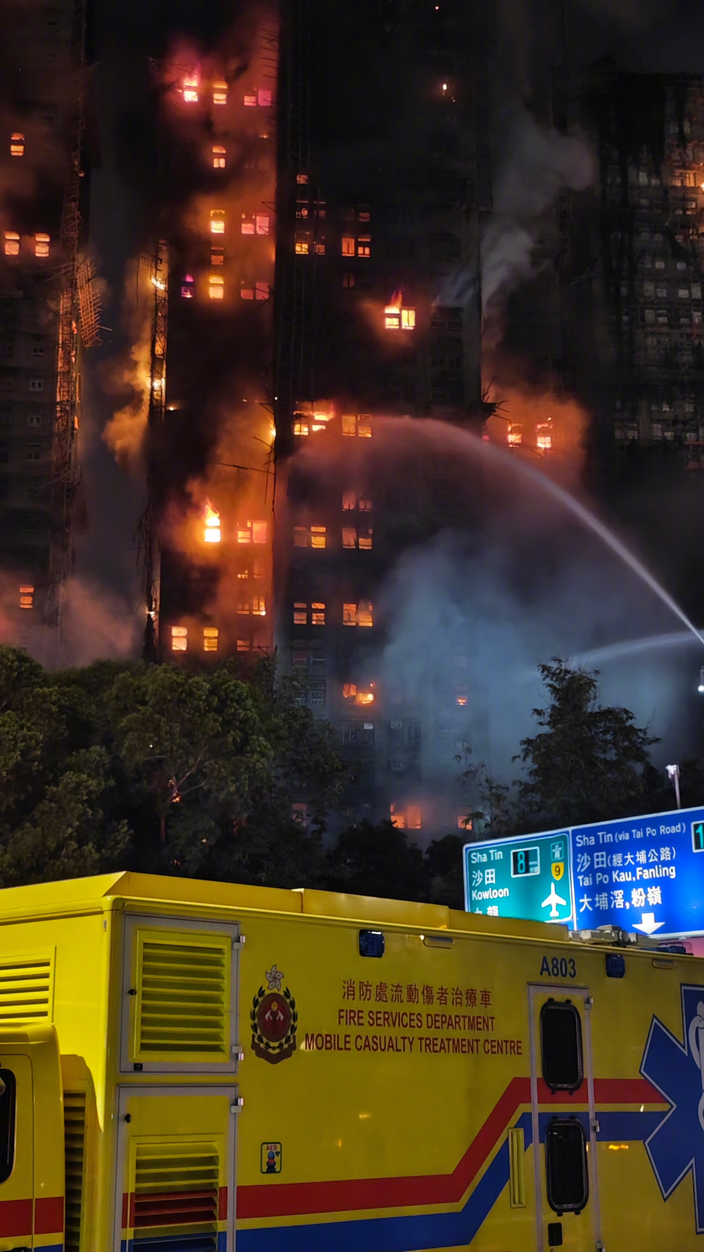 香港大火傷亡慘重，死亡數估還會再增加。（翻攝新華社微博）