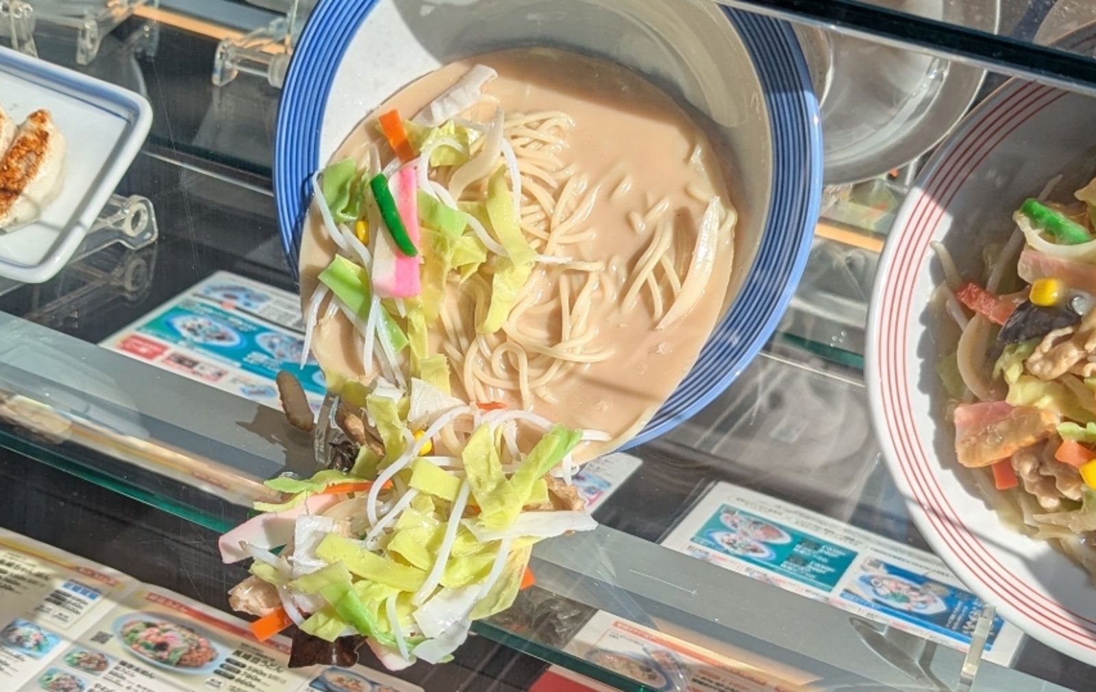 連櫥窗裡的食物模型也難敵高溫融化。（圖／翻攝自X平台@tomozh）