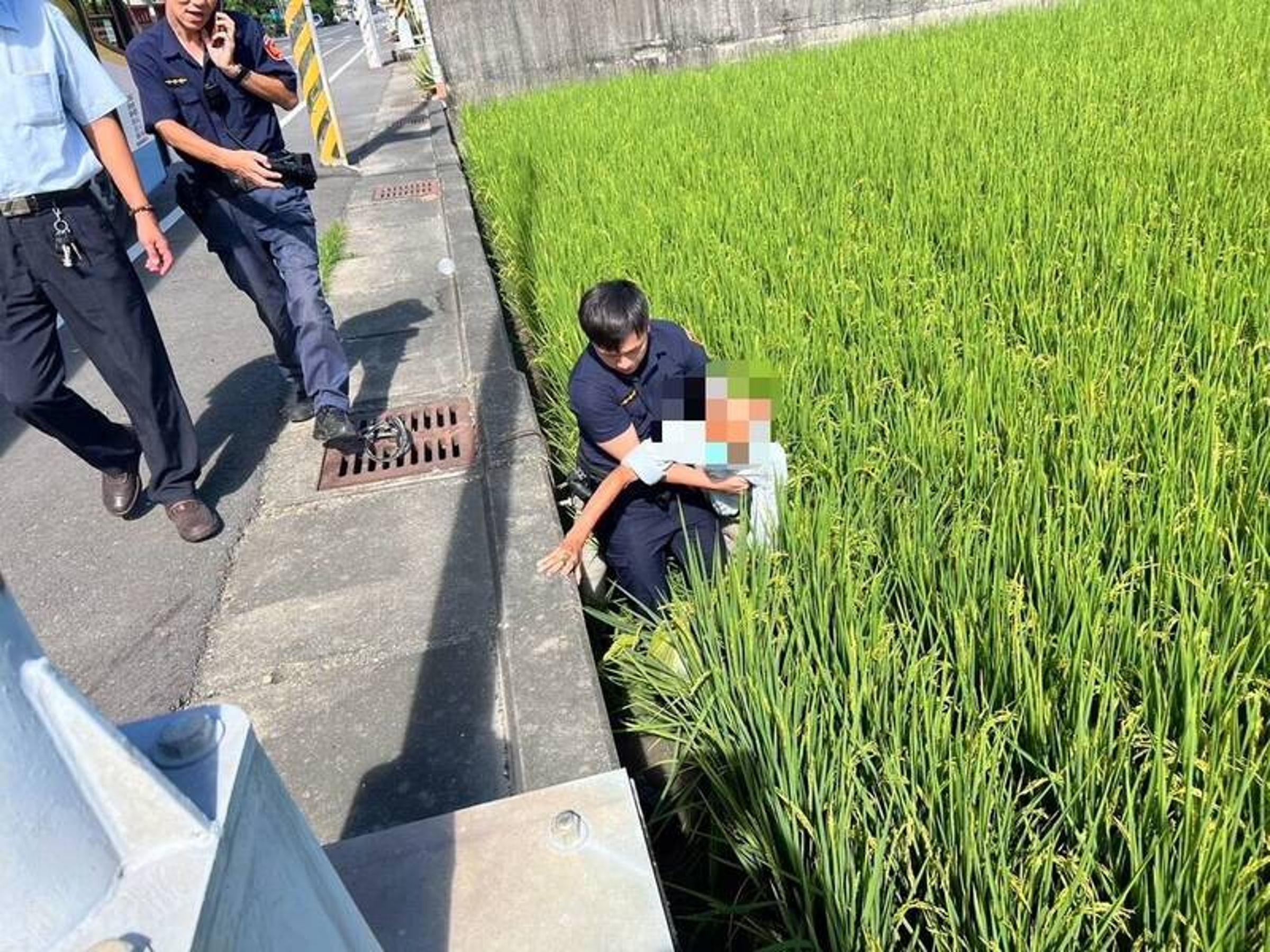 員警趕赴現場後，緊急協助將老翁救起並送醫，所幸僅臉部擦傷並無大礙。（翻攝畫面）