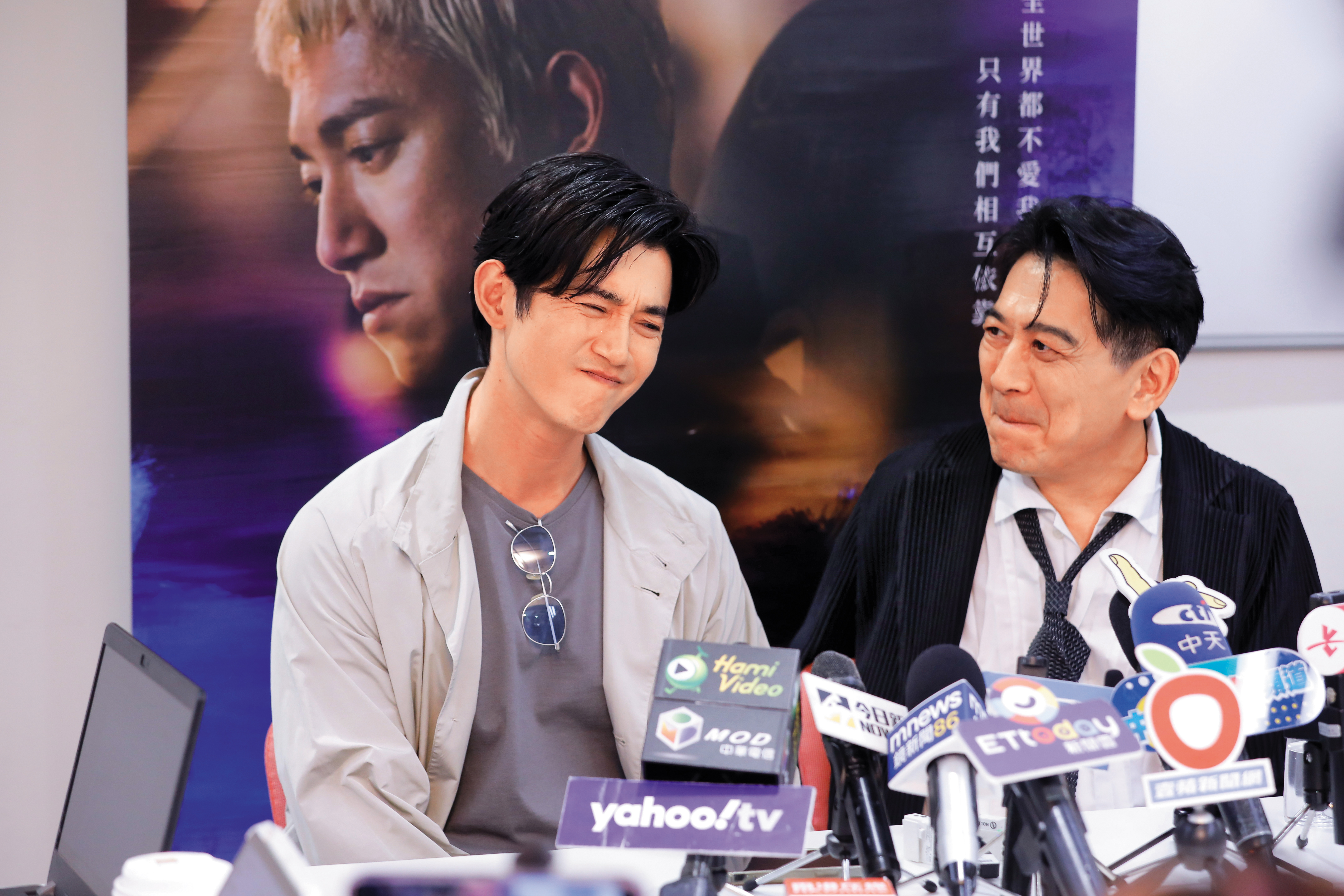 《塑膠花》是吳慷仁（左）獲得金馬影帝後首部影集作品，劇中詮釋沉默寡言的更生人，高捷（右）則飾演他在獄中結識的牢友。