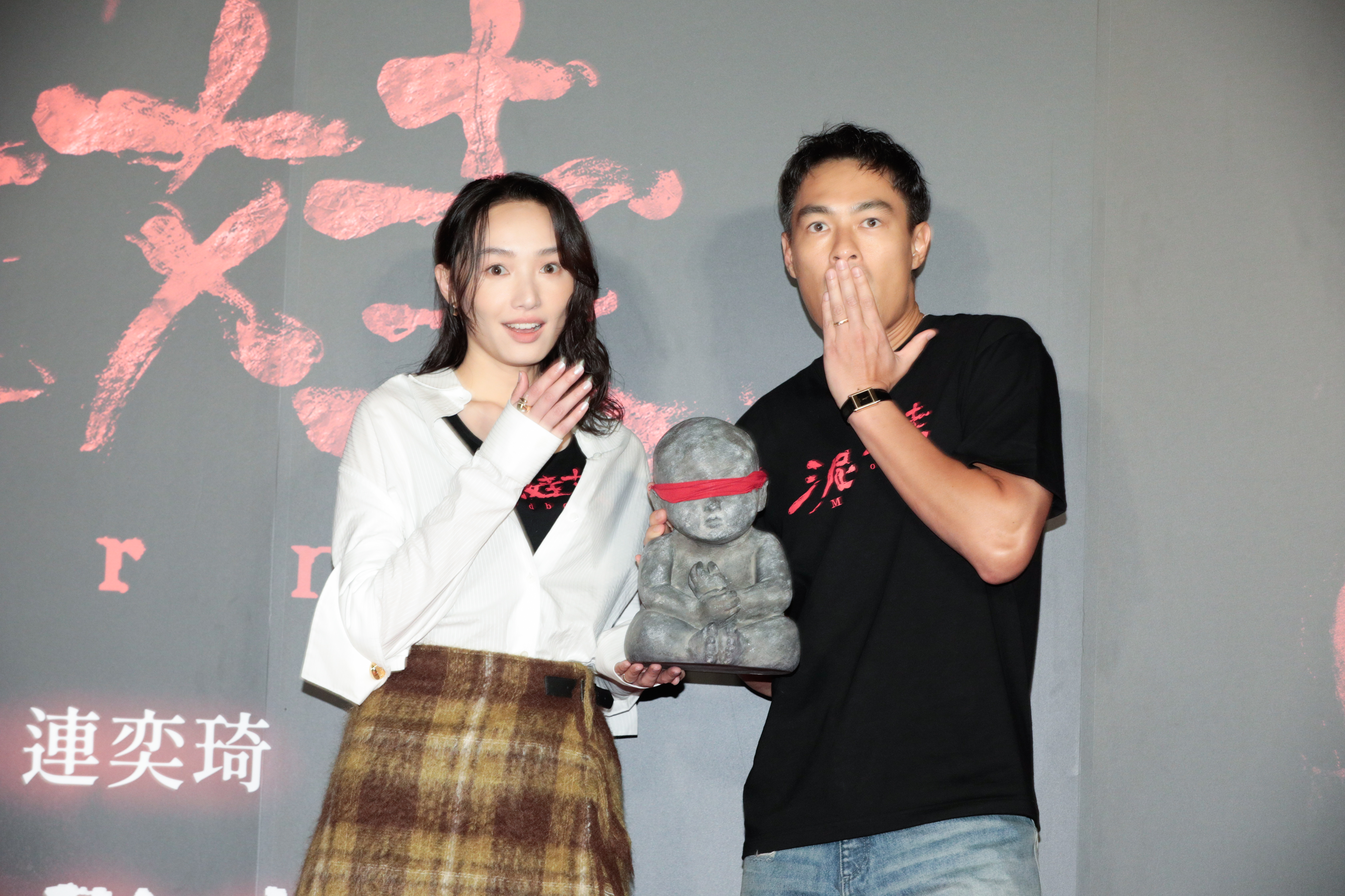楊祐寧、蔡思韵兩人手抱「泥娃娃」本尊。