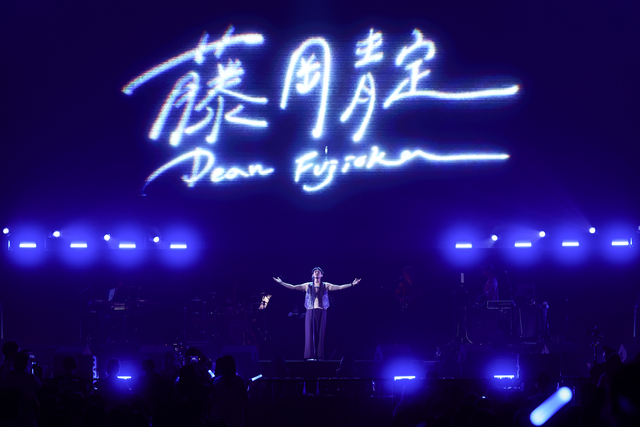 藤岡靛登上《超犀利趴14》高雄巨蛋舞台，魅力開唱掀起全場尖叫。（相信音樂提供）