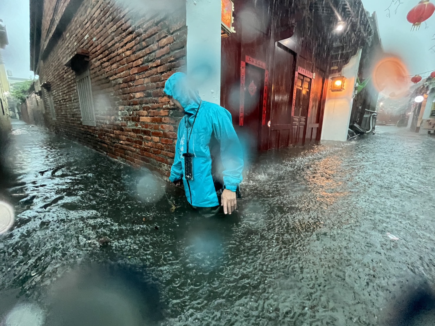 鹿港淹水嚴重。（翻攝鹿港鎮長許志宏臉書）