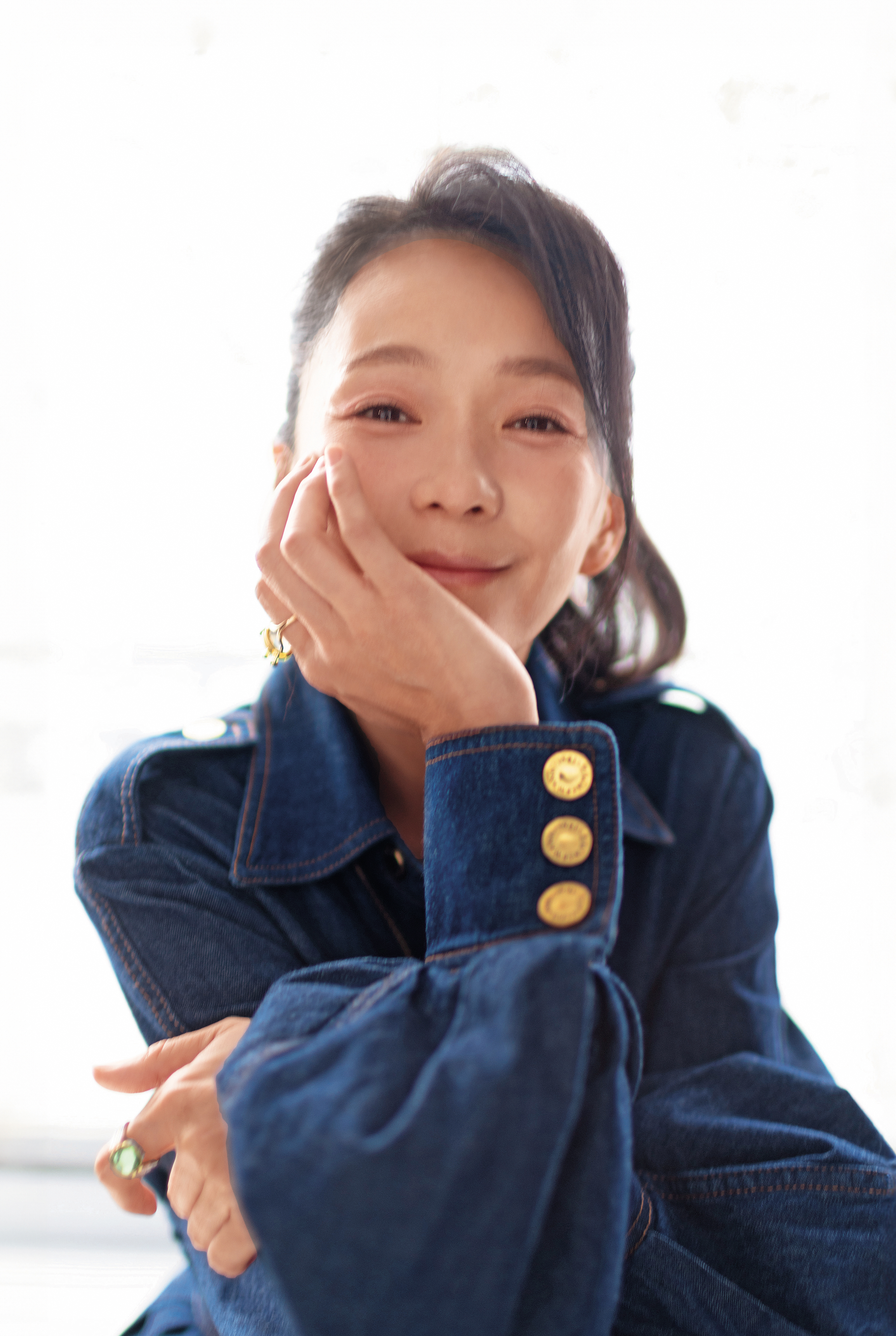 說話時是個冷靜的人，但六月說，若沒有酒精，她可能會上社會頭條，「因為小孩很奇怪，有時又很叛逆」，有時她真的會很生氣。