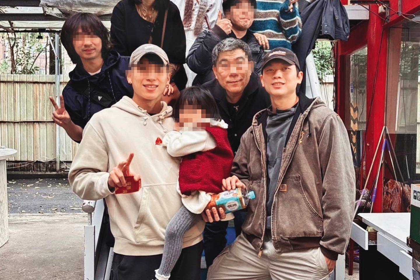 今年初，翁琝森（前排右一）帶女兒出席親友聚會，已經不見昆娜的身影了。（翻攝自IG）