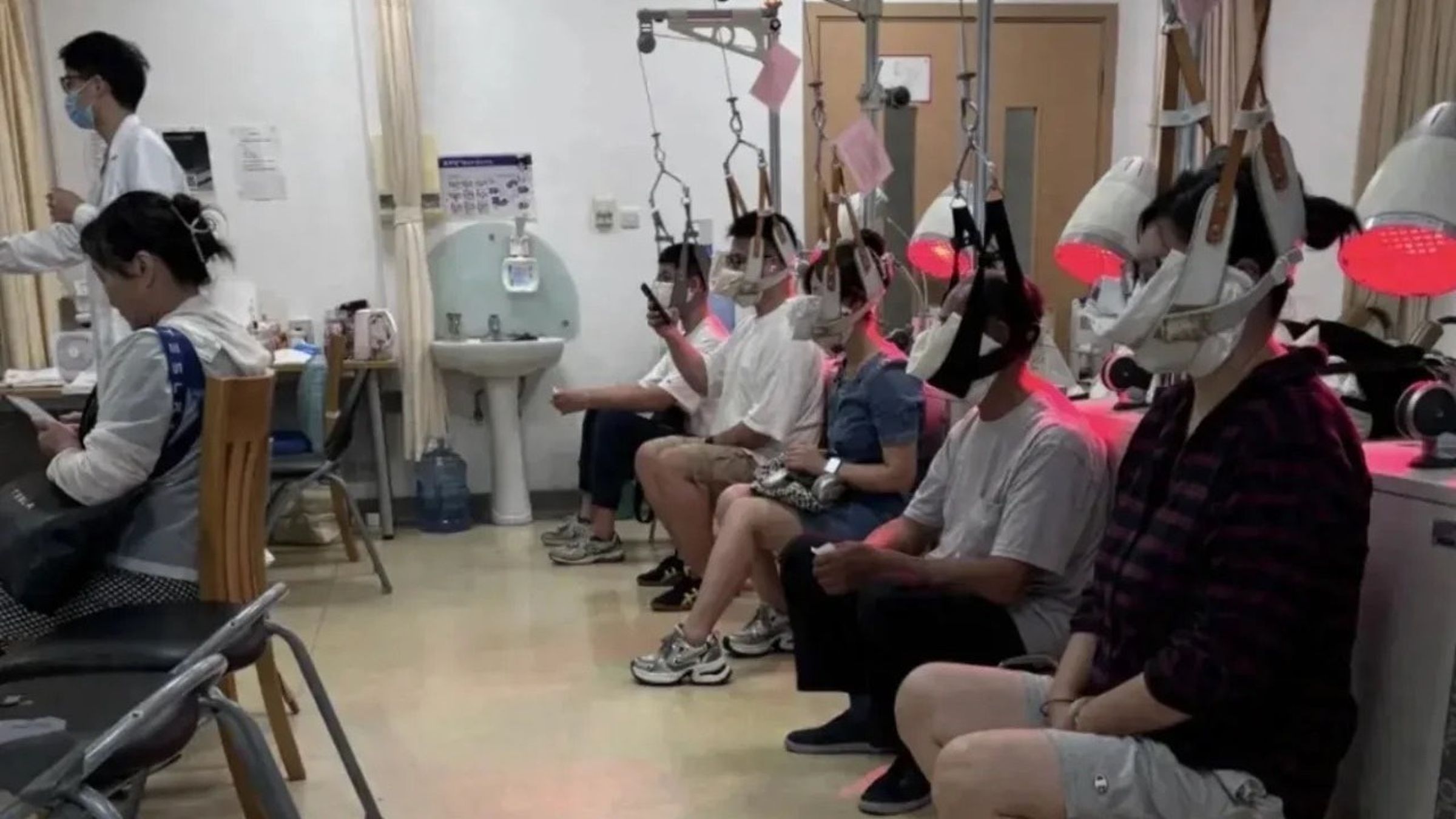 中國年輕人流行「吊脖子治療」！長期玩手機電腦，頸椎問題多。（翻自微博）