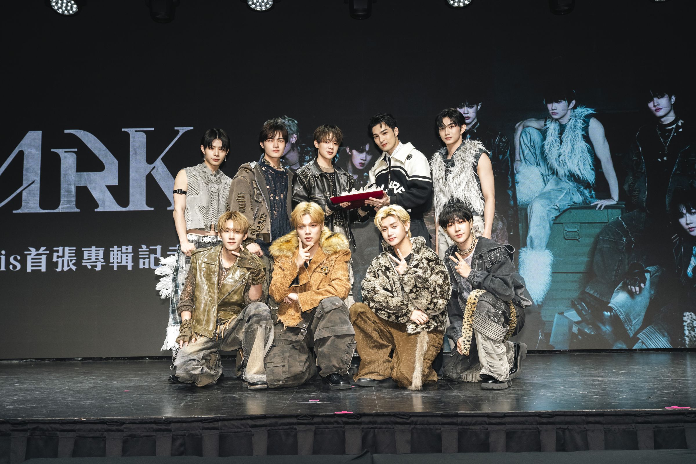 ARKis由東翰、伍承慶、Vin、彫秦、Alex、崇峻、李定及禾雁凱組成。