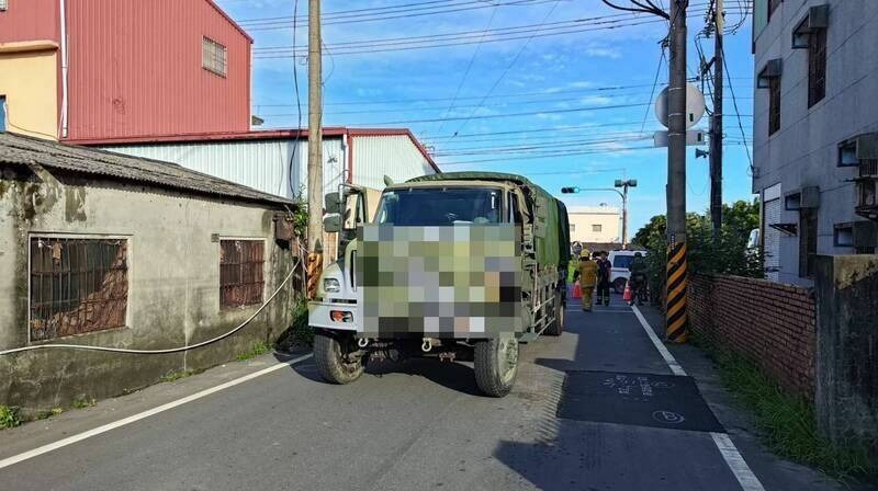 高雄軍卡車在執行任務時，不慎與機車發生碰撞導致1死1傷。（翻攝畫面）