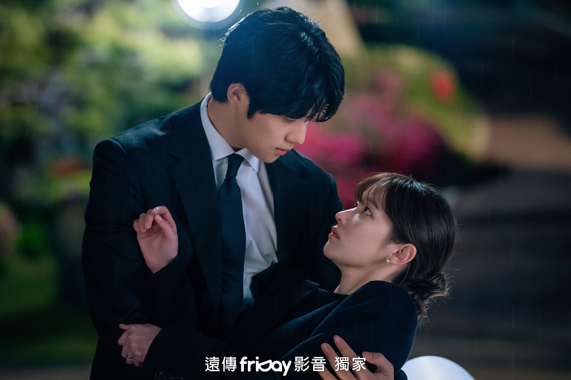 全鐘瑞（右）與文相敏將上演小叔刁難準大嫂，進而相戀的《不可能的婚禮》。（friDay影音提供）