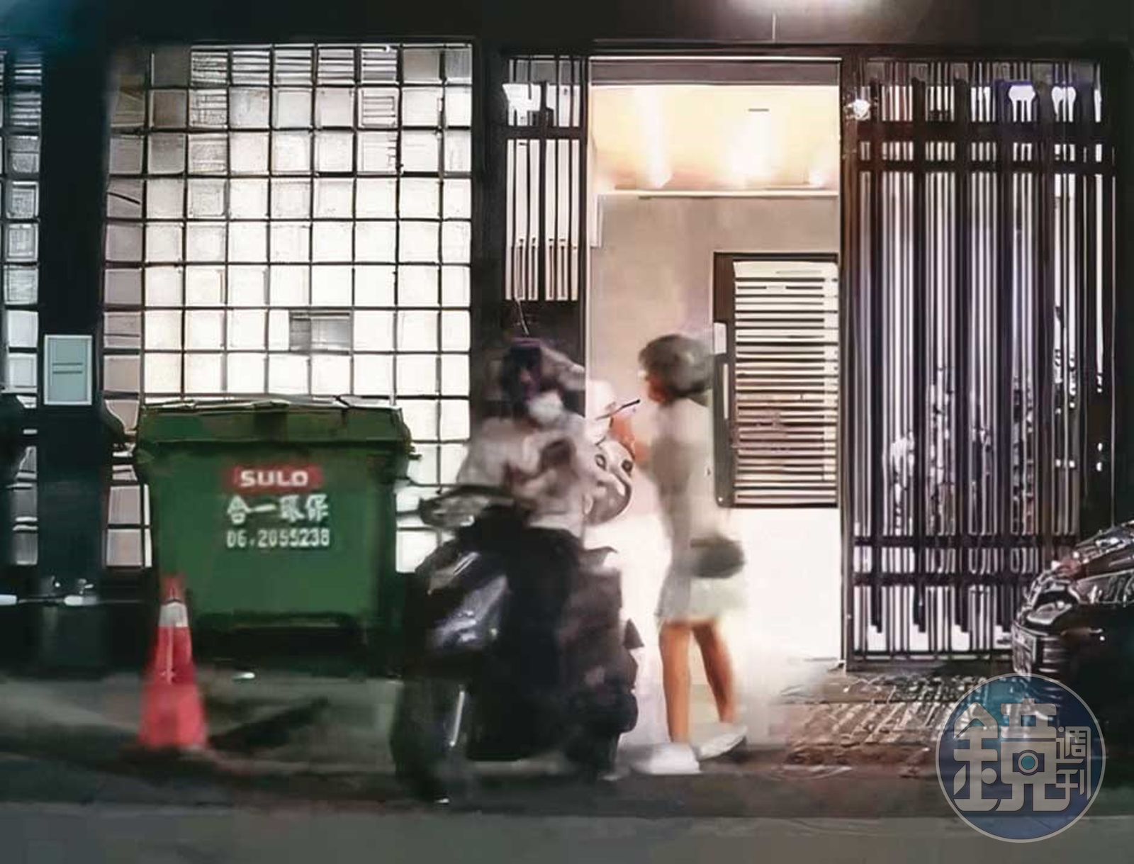 檢舉人拍下邱盛煥騎乘機車搭載女友的畫面,2人互動看來相當親密。(讀者提供)