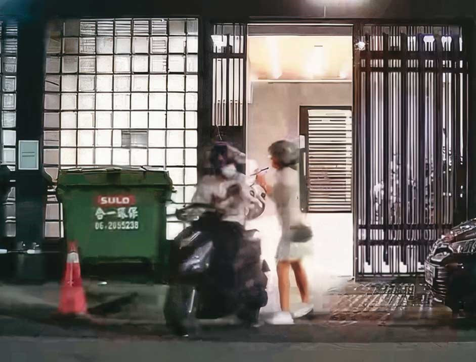 檢舉人拍下邱盛煥騎乘機車搭載女友的畫面，2人互動看來相當親密。（讀者提供）