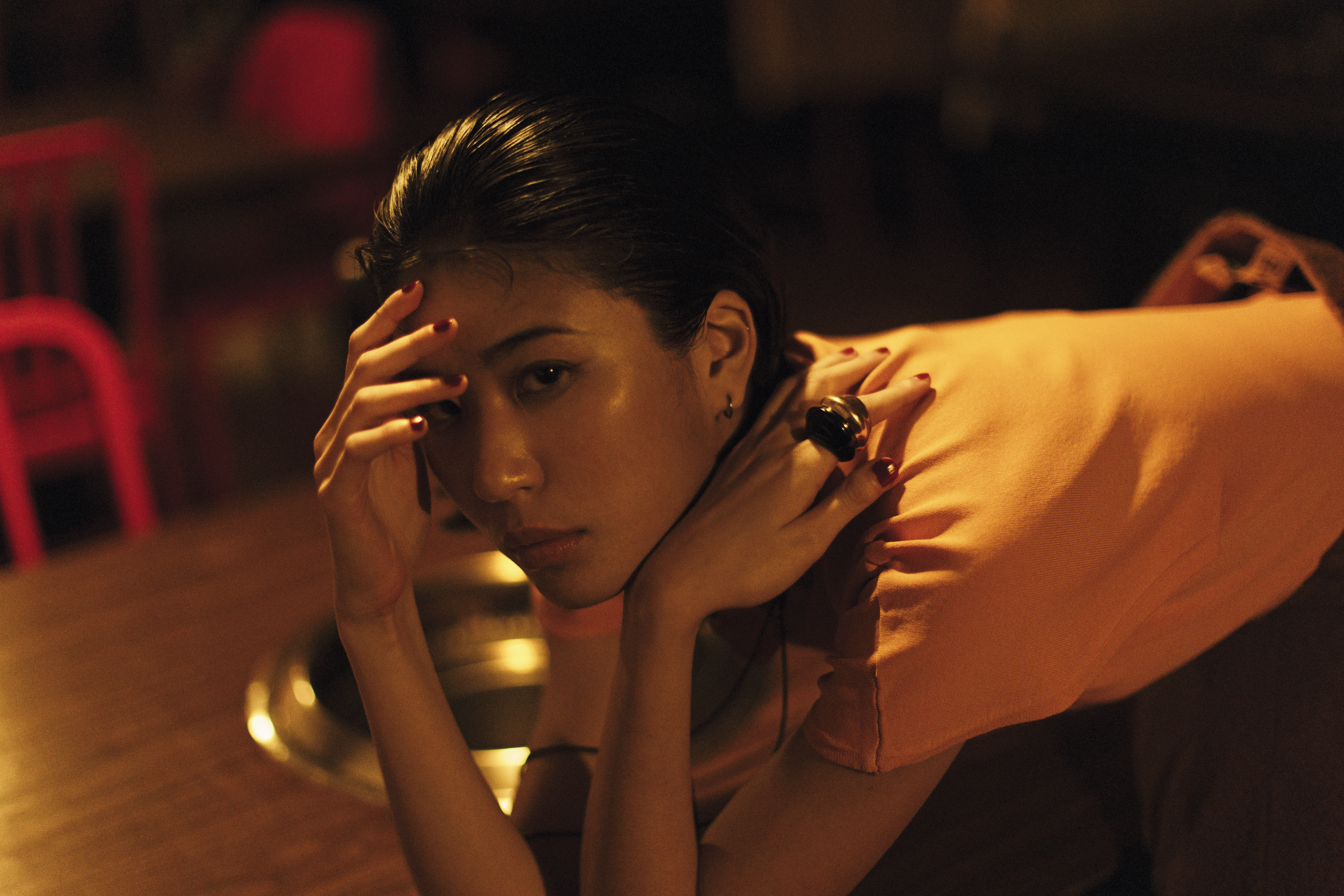 黃色針織上衣 NT$890 by ZARA／金色戒指 NT$790 by ZARA／寶石繩帶長項鍊 NT$990 by ZARA／耳環 私物