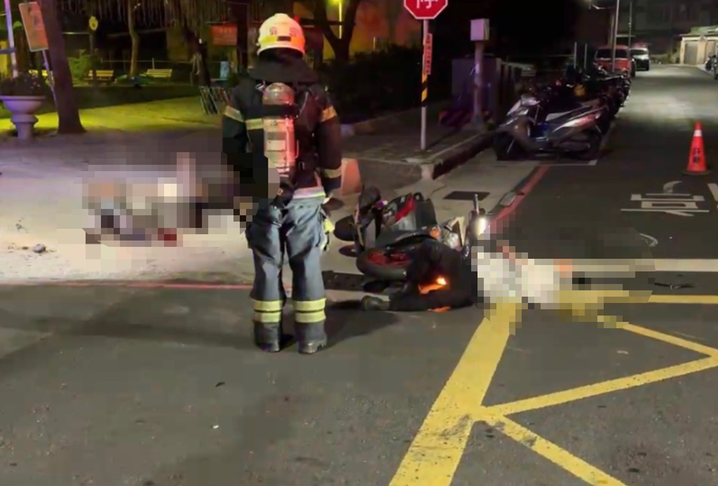高雄鳳山區深夜發生機車對撞，造成1死1傷慘劇。（翻攝自賴傳媒）