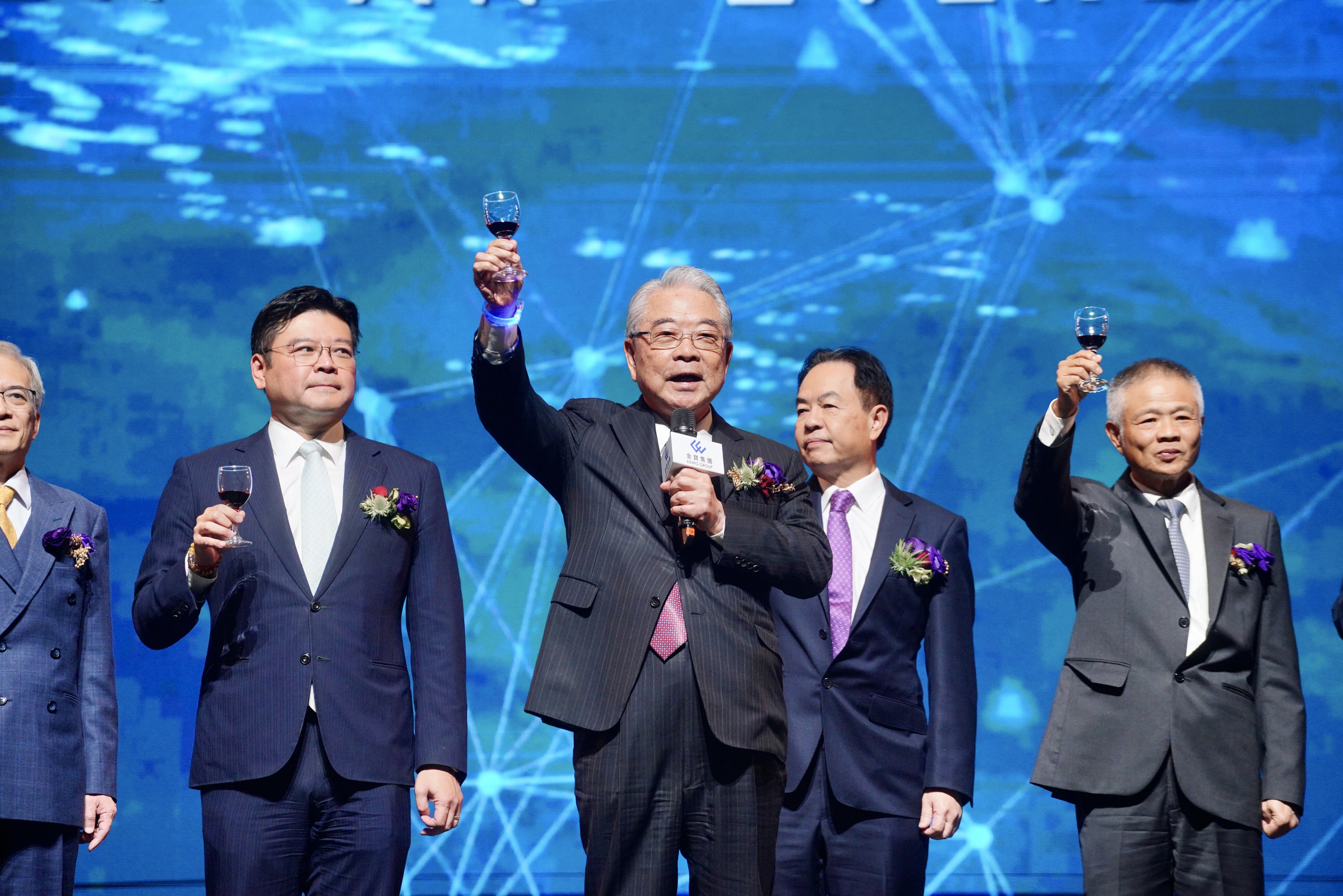 金仁寶集團董事長許勝雄去（2025）年將金寶董座職務交棒給許介立，今（21）日也現身2026金寶集團旺年晚會。