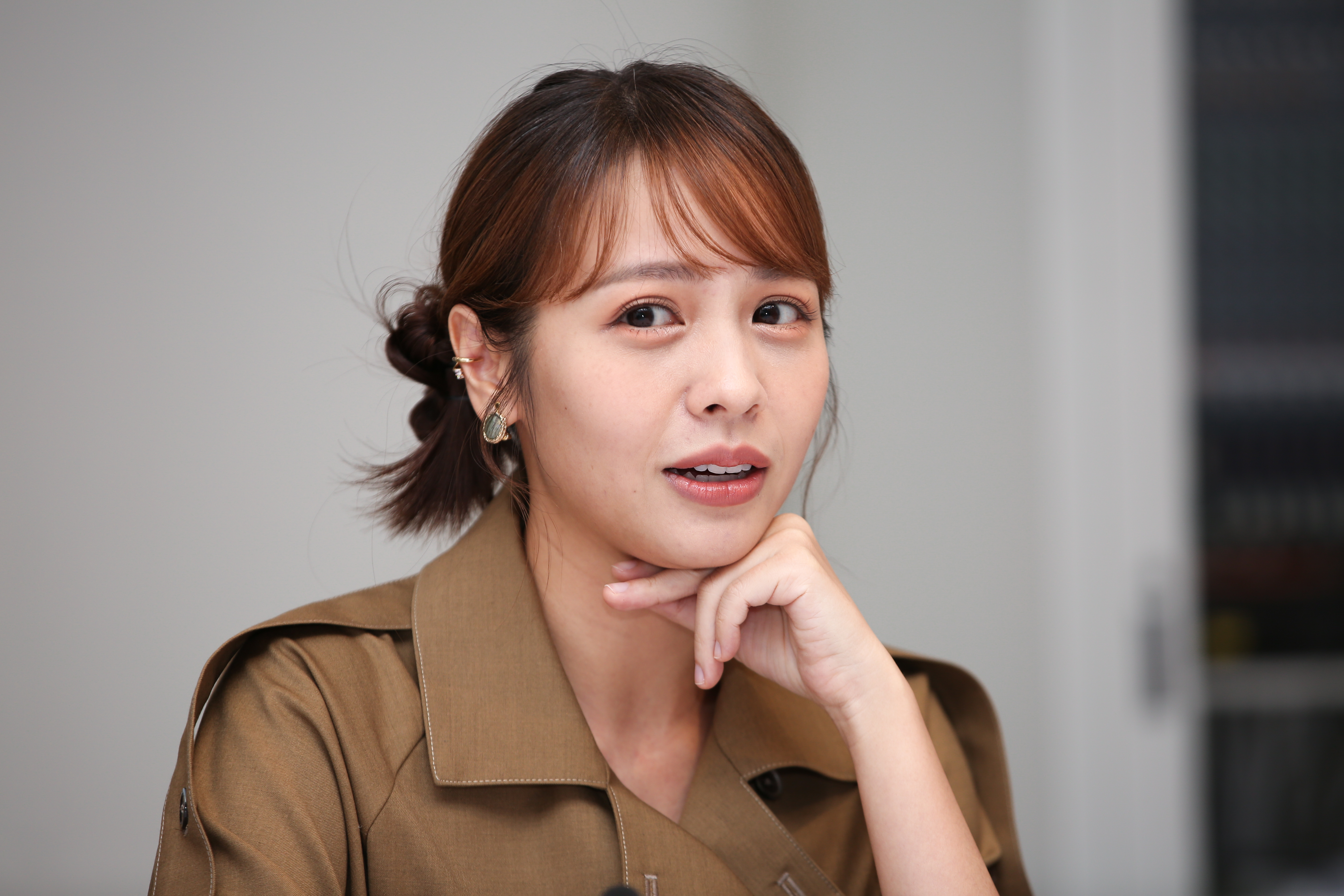 被問男友會不會包場支持電影《鄰人X:謎樣的女子》,黃姵嘉妙答:「他有賺那麼多嗎?」