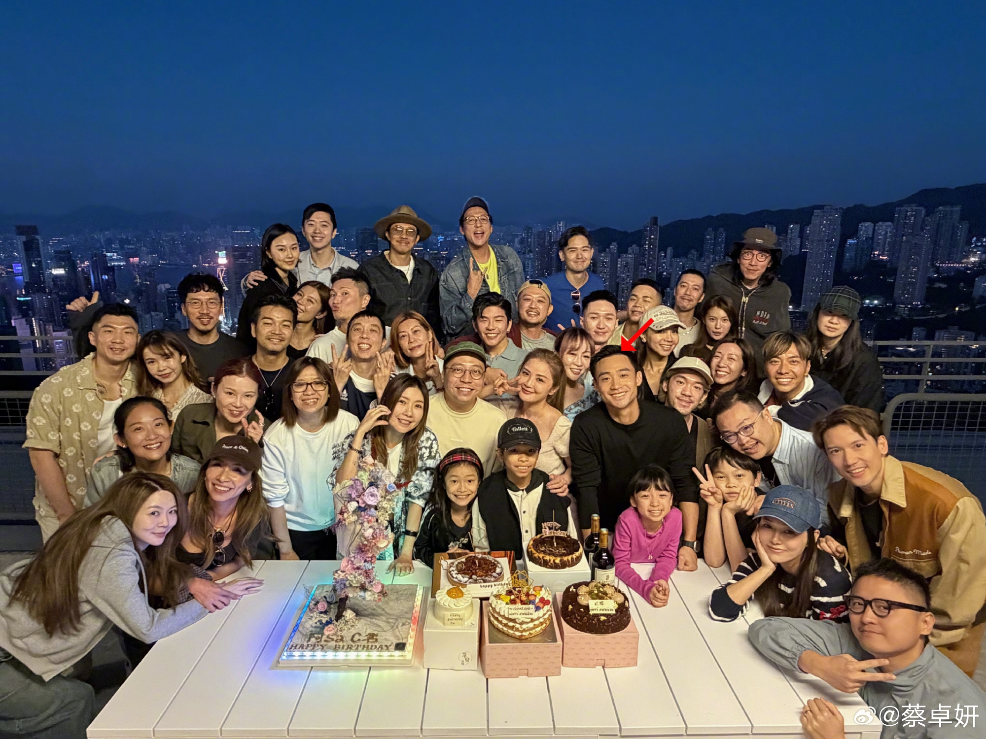 去年阿Sa生日會，新歡健身教練男友已陪在身旁(箭頭所指)，對方更帶動阿Sa運動令身體更健康。(蔡卓妍微博)