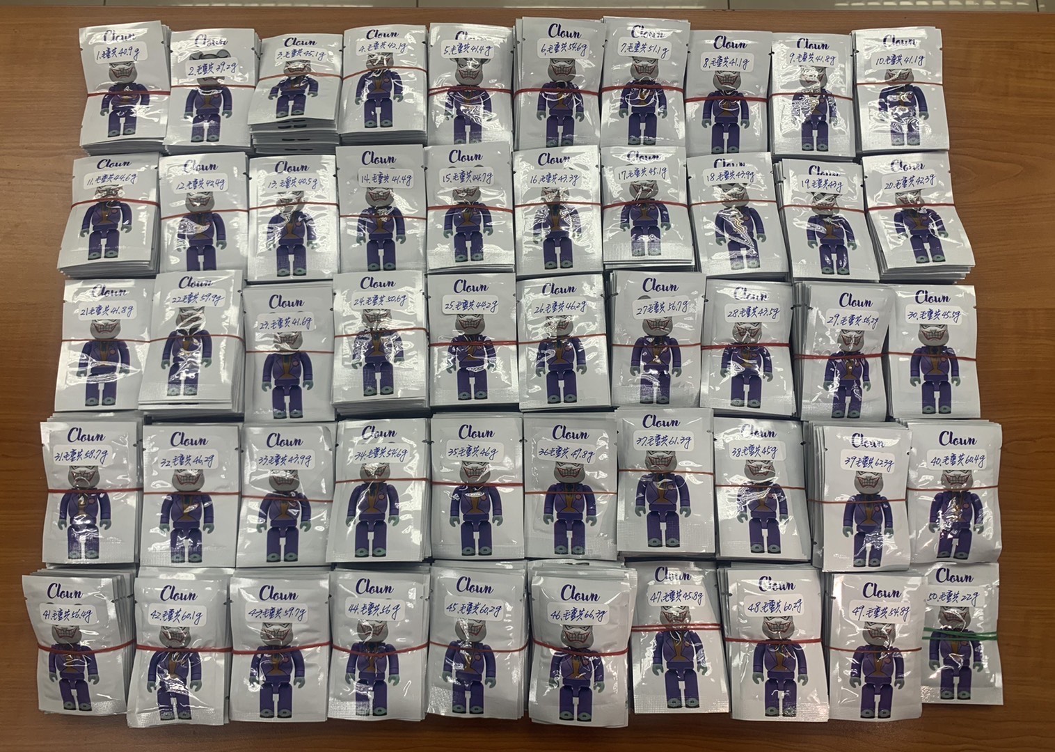 警方在張男車上起獲987包毒品咖啡包。（翻攝畫面）